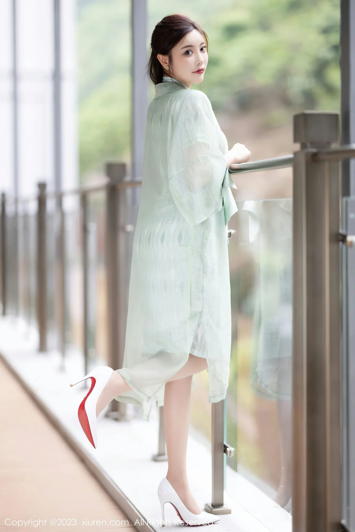 XiuRen 秀人 No.6983 杨晨晨Yome 淡绿色旗袍性感写真 - 4