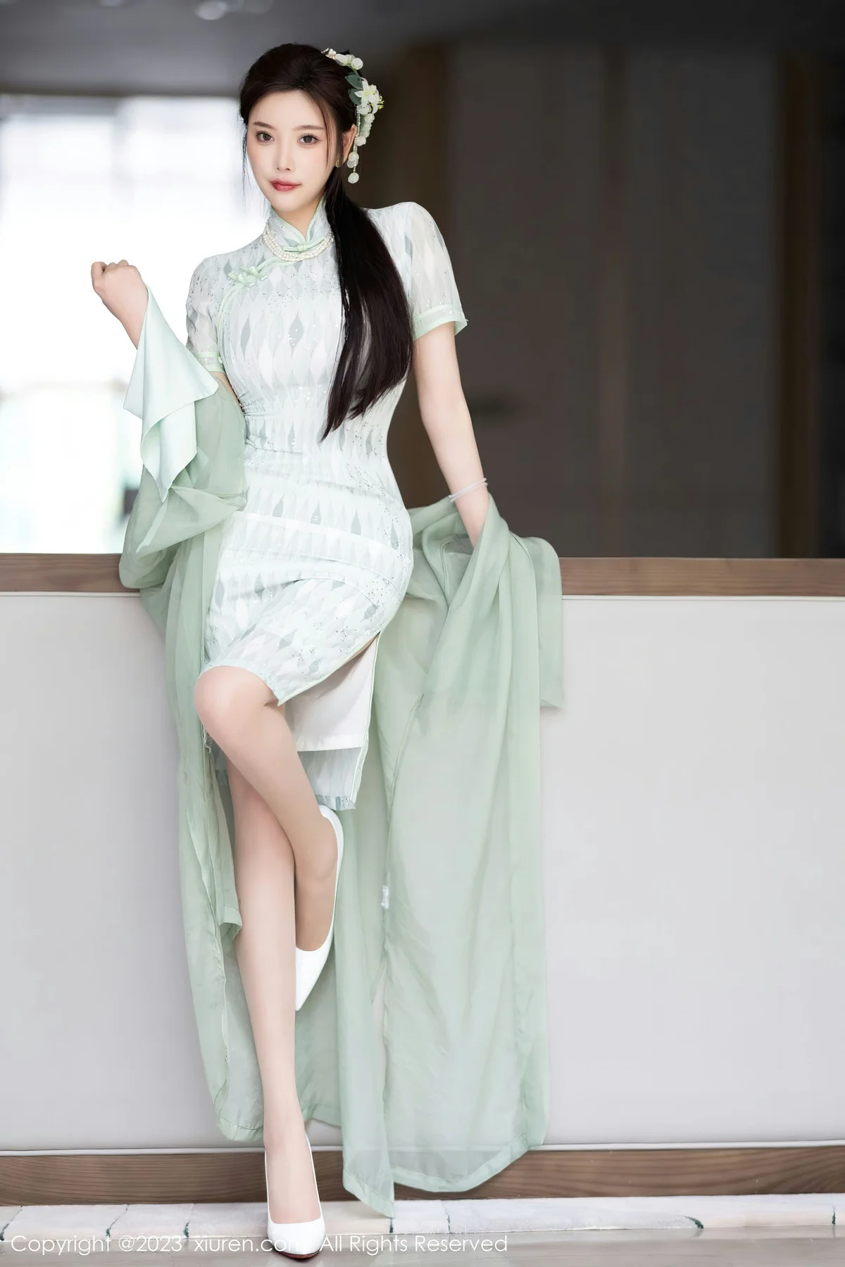 XiuRen 秀人 No.6983 杨晨晨Yome 淡绿色旗袍性感写真 - 1
