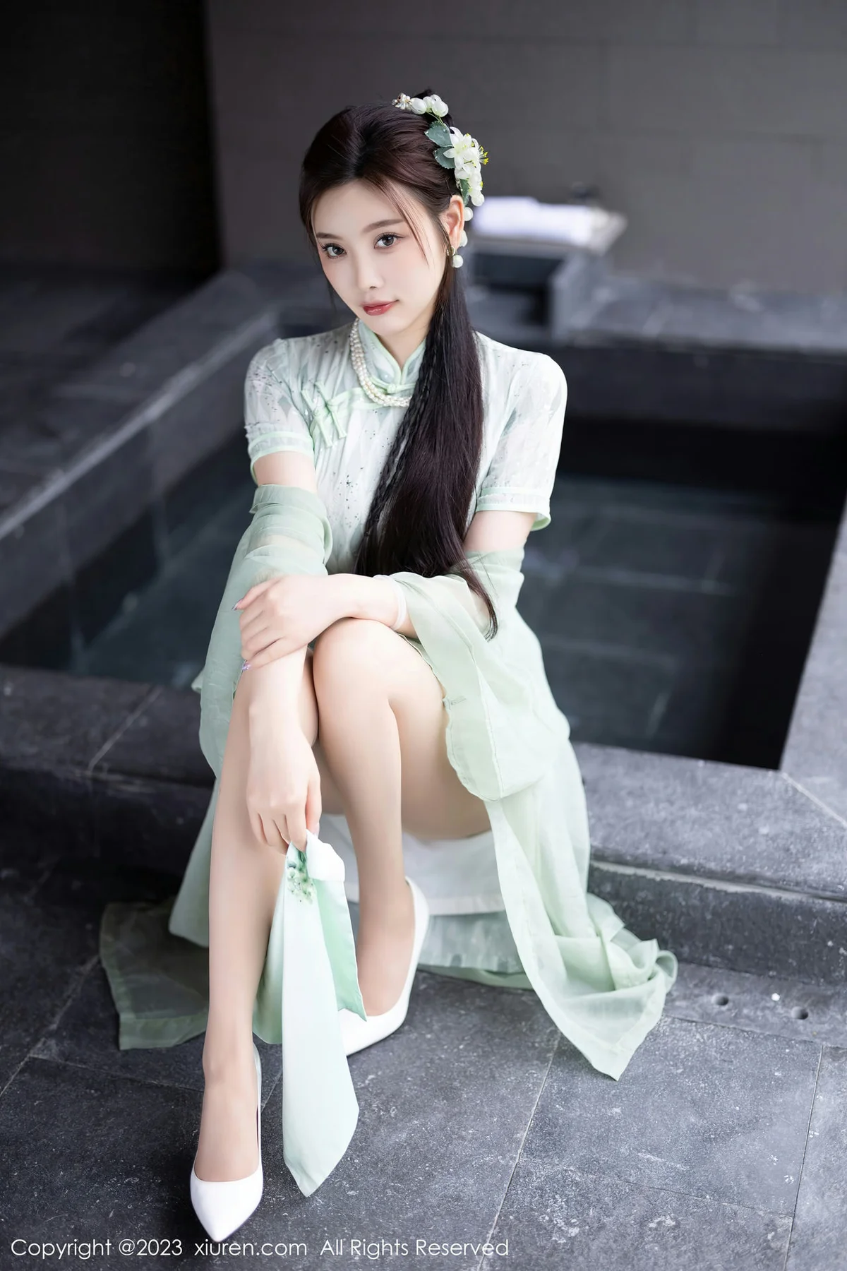 XiuRen 秀人 No.6983 杨晨晨Yome 淡绿色旗袍性感写真 - 4