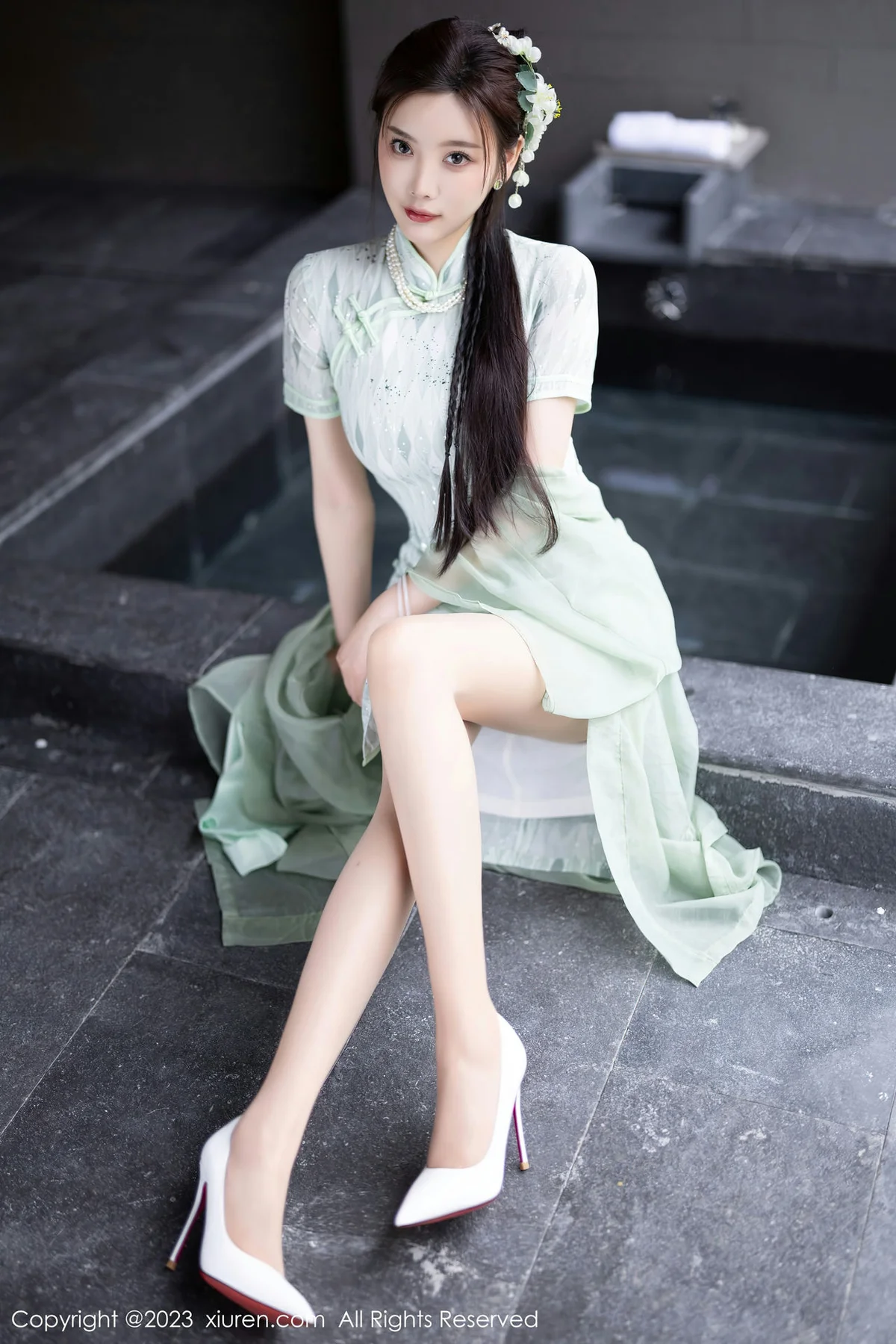 XiuRen 秀人 No.6983 杨晨晨Yome 淡绿色旗袍性感写真 - 5