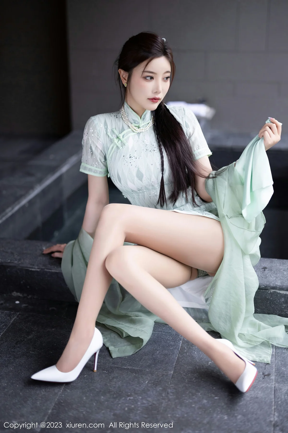 XiuRen 秀人 No.6983 杨晨晨Yome 淡绿色旗袍性感写真 - 9