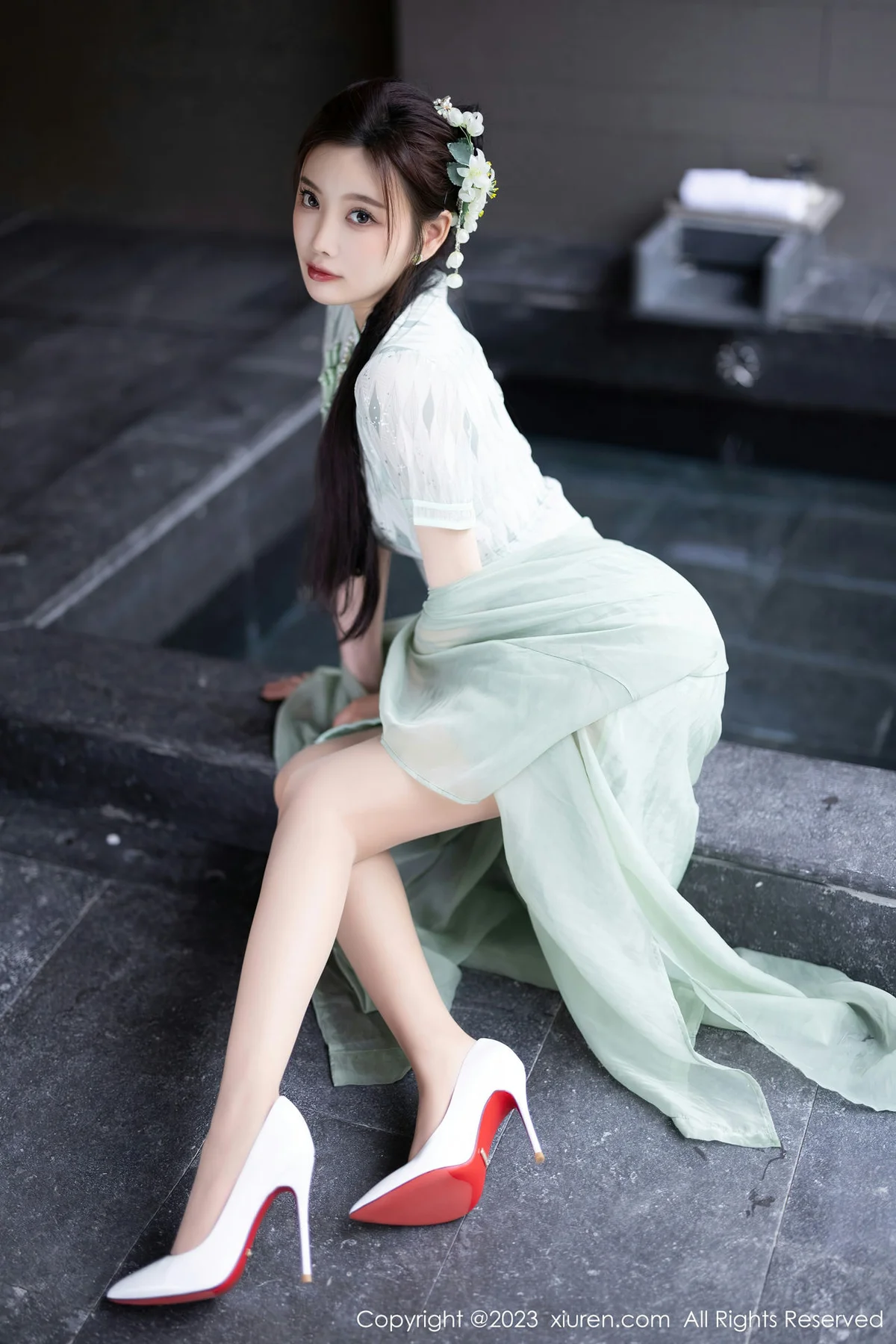 XiuRen 秀人 No.6983 杨晨晨Yome 淡绿色旗袍性感写真 - 10