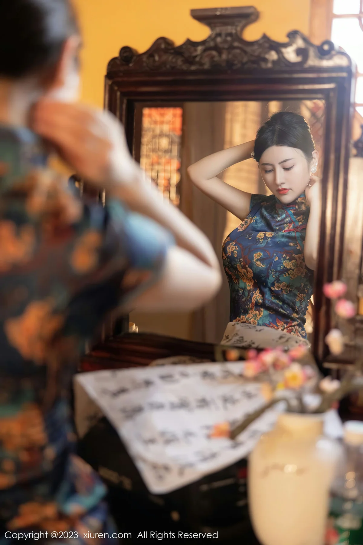 XiuRen 秀人 No.7051 诗诗kiki 蓝色图纹旗袍性感写真1 - 2