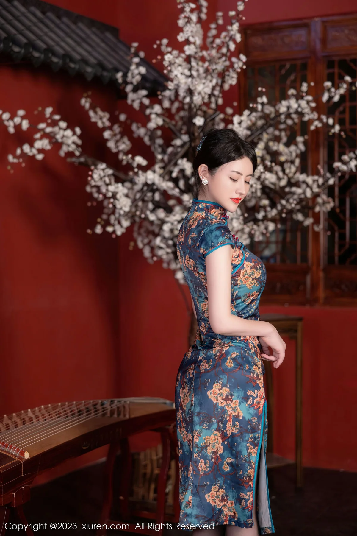 XiuRen 秀人 No.7051 诗诗kiki 蓝色图纹旗袍性感写真1 - 4