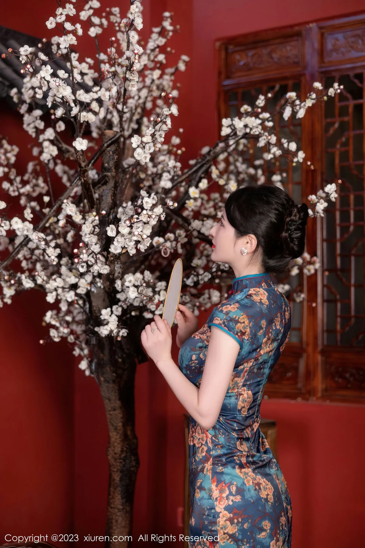 XiuRen 秀人 No.7051 诗诗kiki 蓝色图纹旗袍性感写真1 - 7