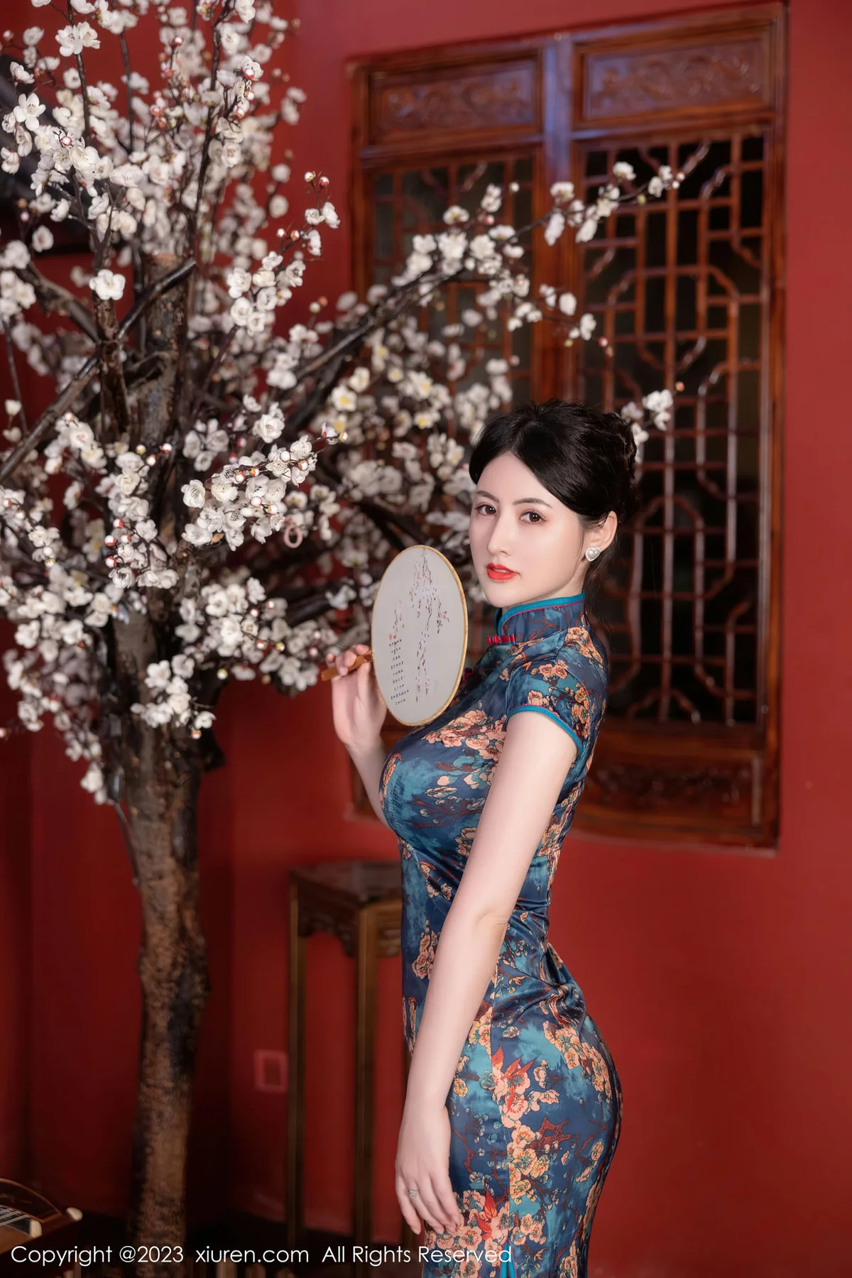 XiuRen 秀人 No.7051 诗诗kiki 蓝色图纹旗袍性感写真1 - 8