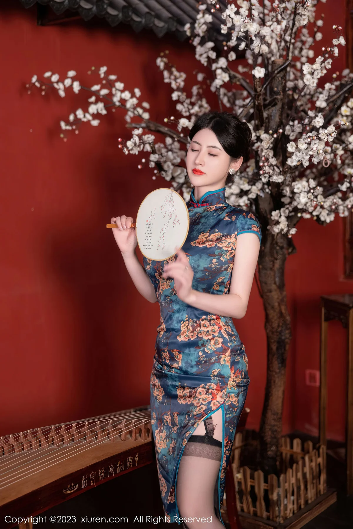 XiuRen 秀人 No.7051 诗诗kiki 蓝色图纹旗袍性感写真1 - 2