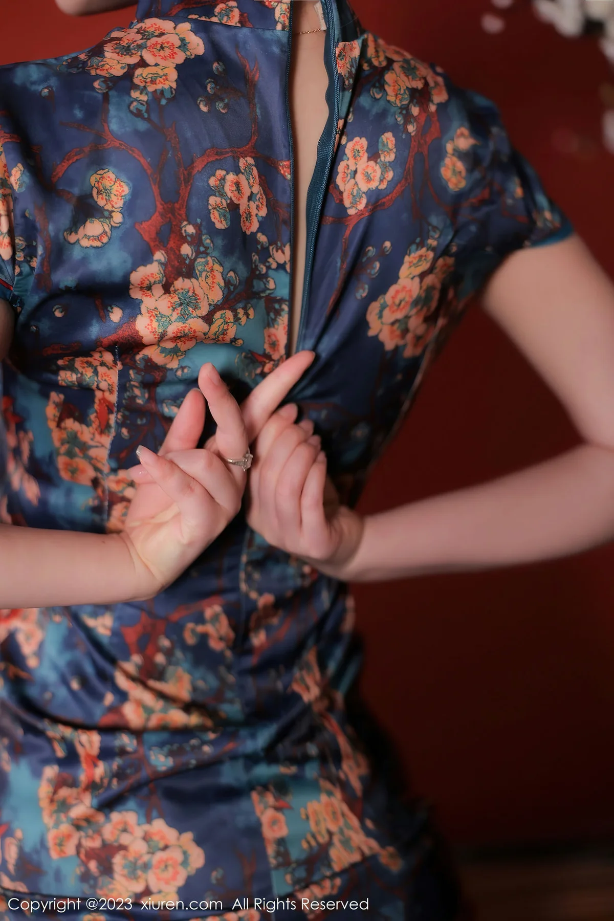 XiuRen 秀人 No.7051 诗诗kiki 蓝色图纹旗袍性感写真1 - 4