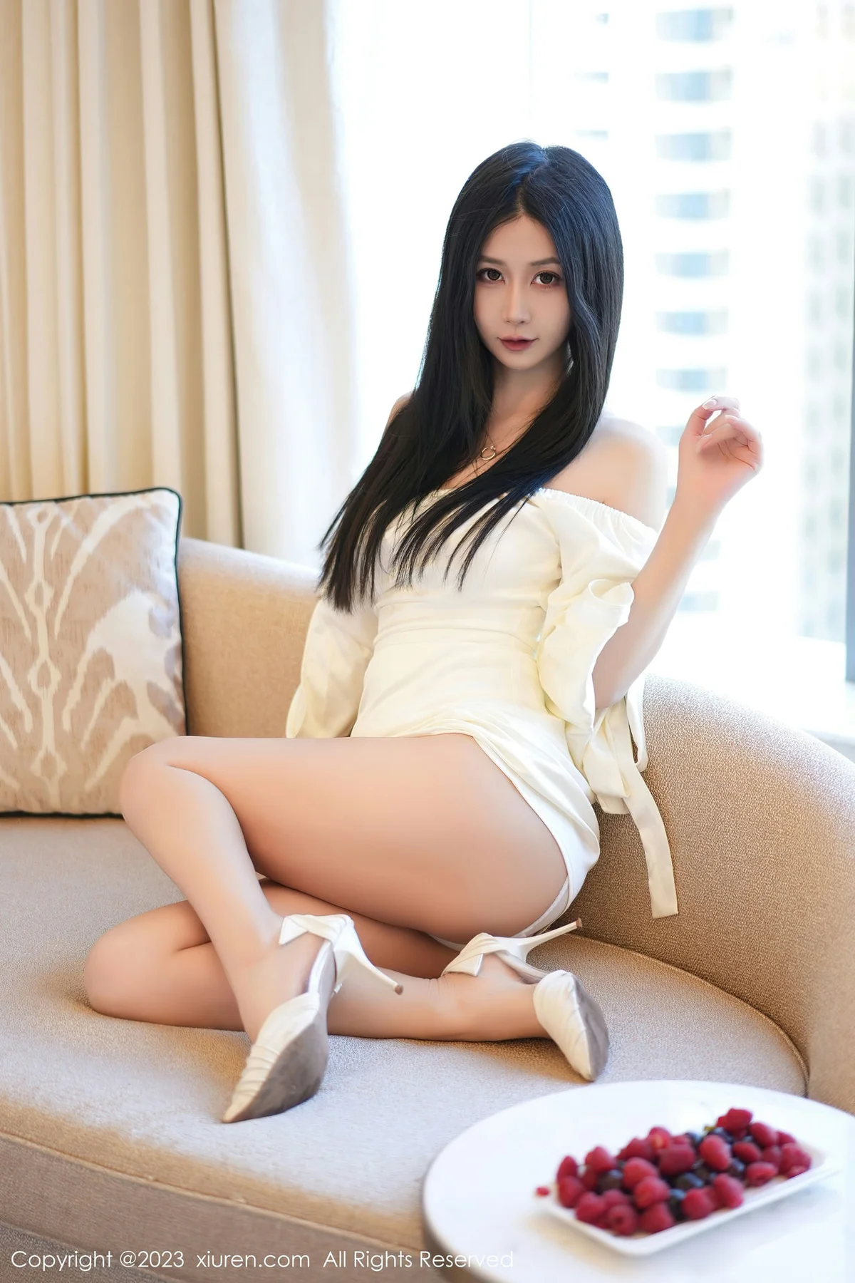 XiuRen 秀人 No.7116 laura阿姣 露肩连衣短裙迪拜旅拍 - 2