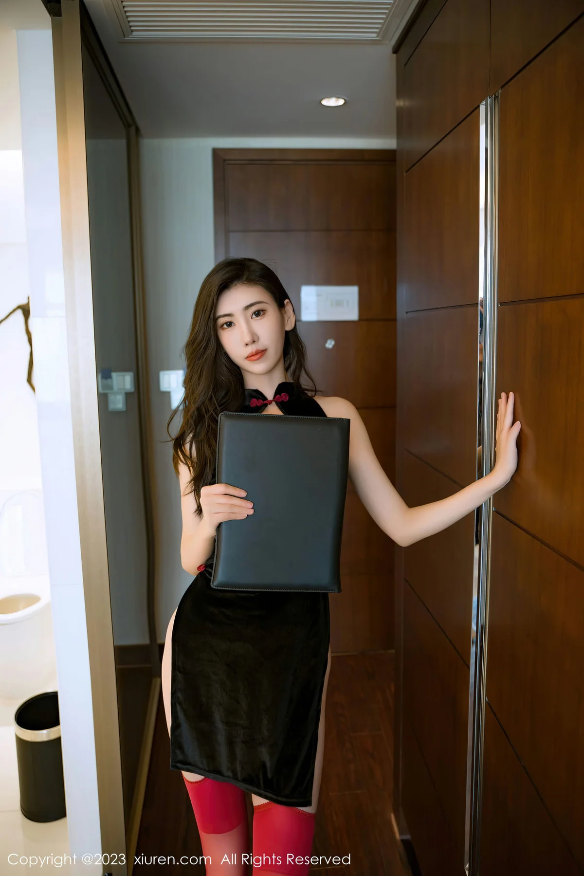 XiuRen 秀人 No.7128  章芃芃 黑色情趣旗袍性感写真2 - 2