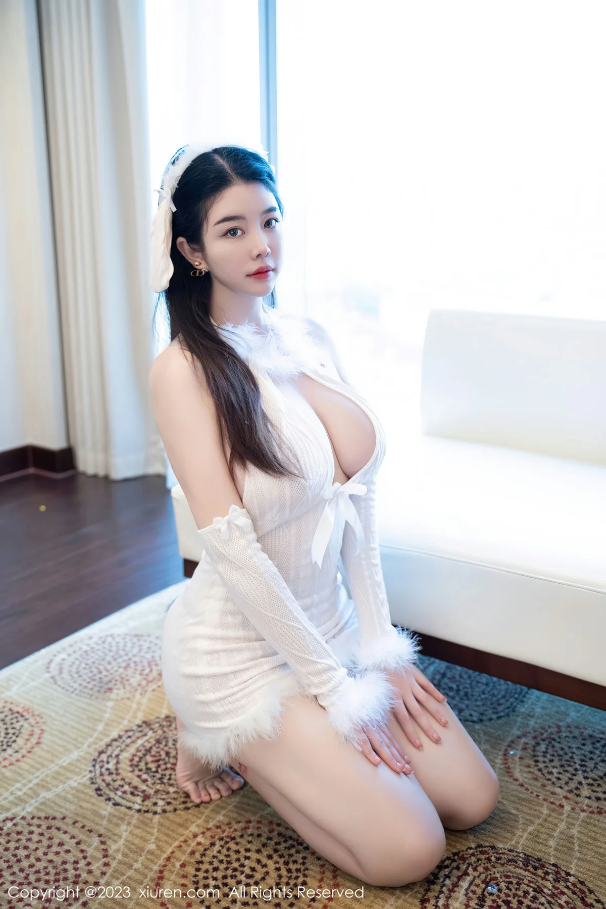 XiuRen 秀人 No.7172  樱桃小犊子 白色毛绒露肩性感写真 - 2