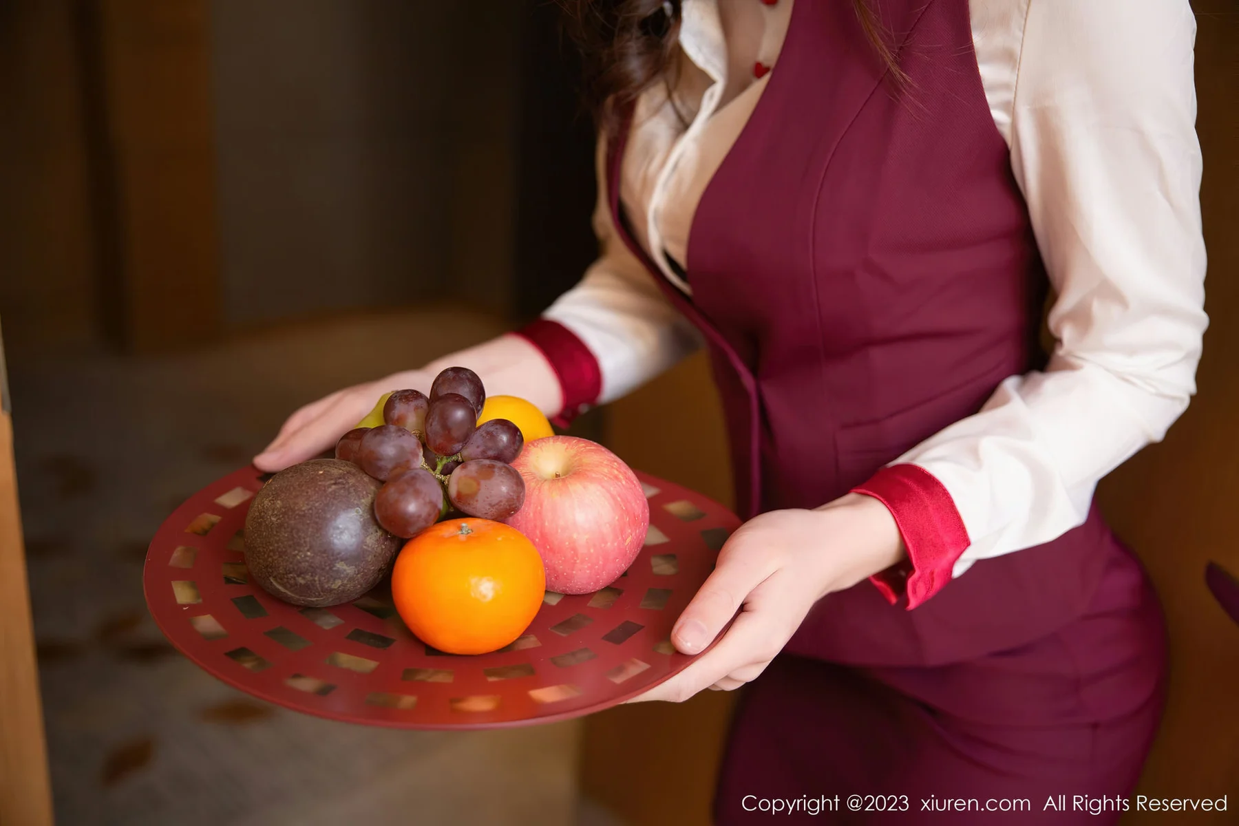 XiuRen 秀人 No.7255  是小逗逗 红黑色蕾丝内衣性感写真1 - 2