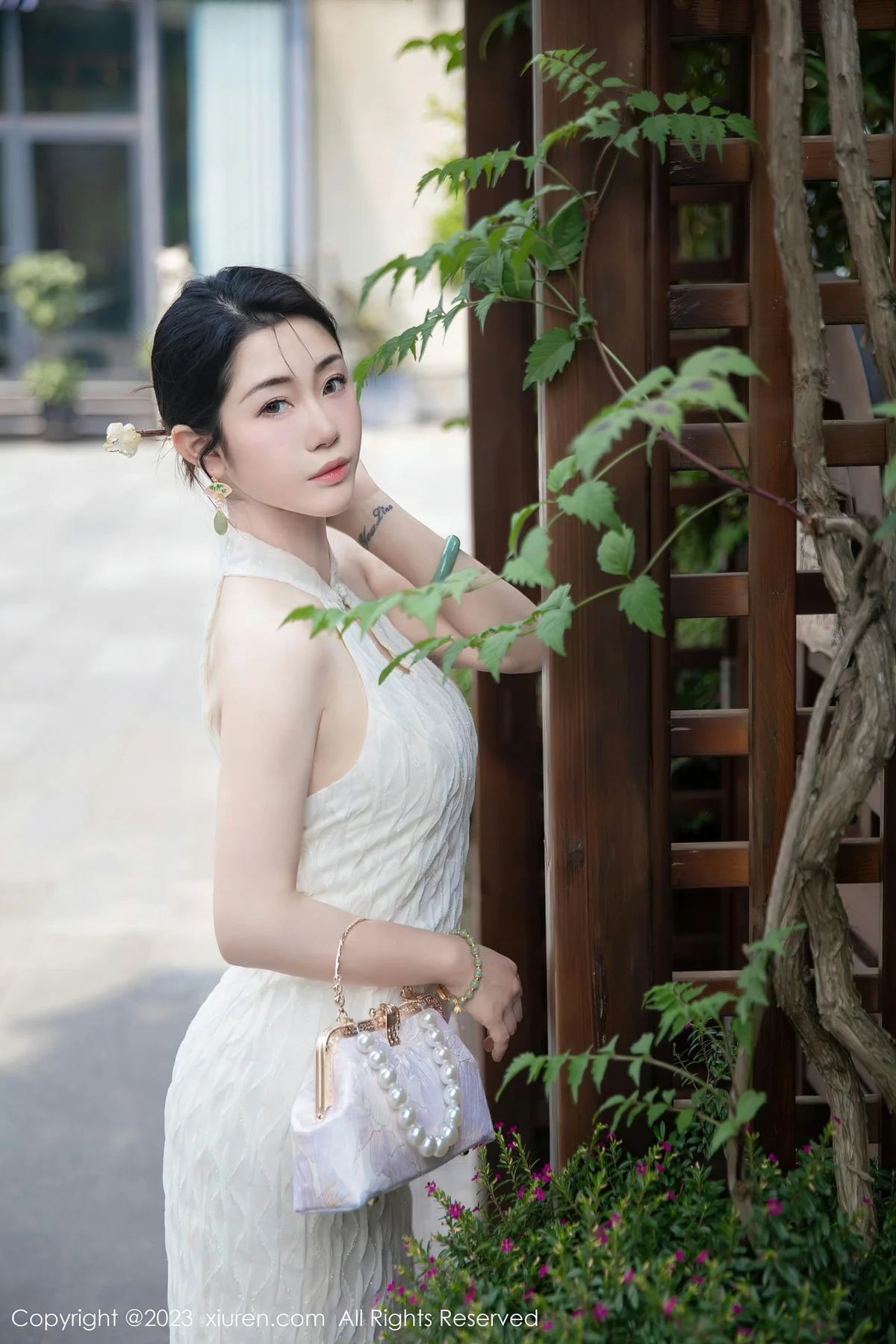 XiuRen 秀人 No.7435  严利娅Yuliya 白色旗袍性感写真 - 7