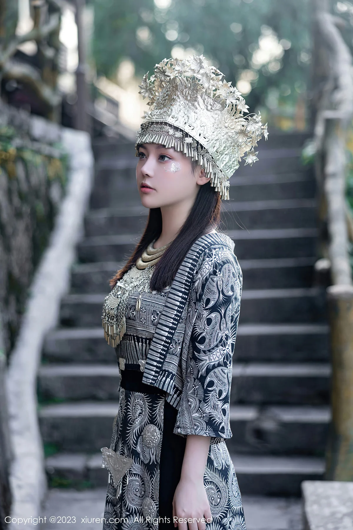 XiuRen 秀人 No.7448  豆瓣酱 银饰苗族服饰性感写真111 - 4