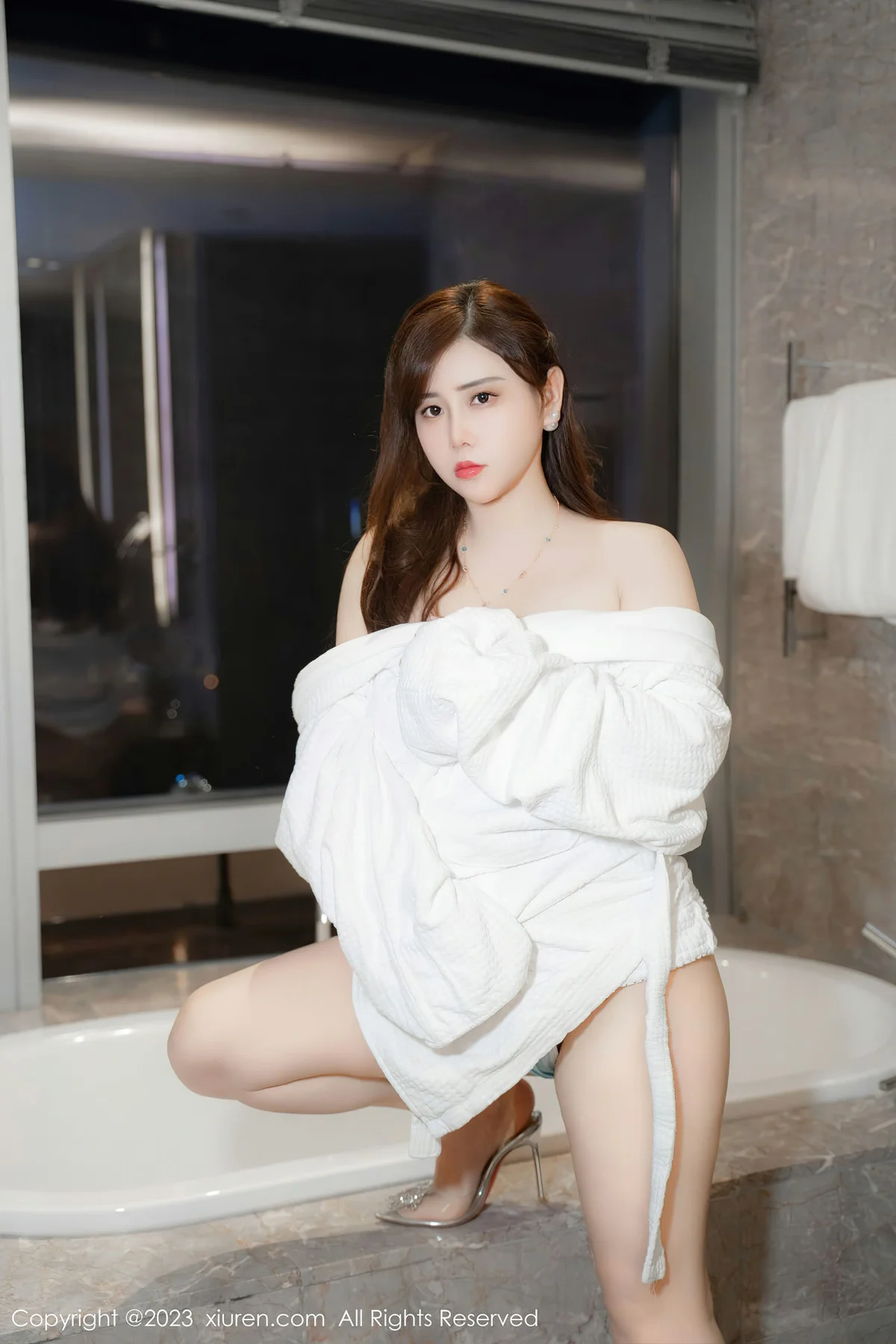 XiuRen 秀人 No.7450  王婉悠Queen 白色浴袍性感写真 - 2