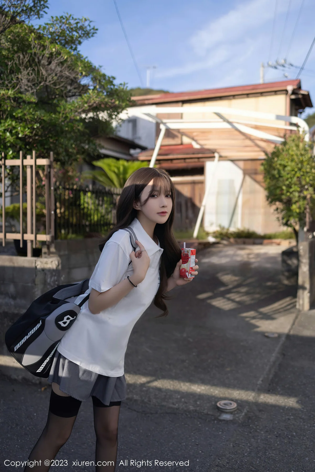 XiuRen 秀人 No.7475  鱼子酱Fish 灰色短裙日本旅拍111 - 1