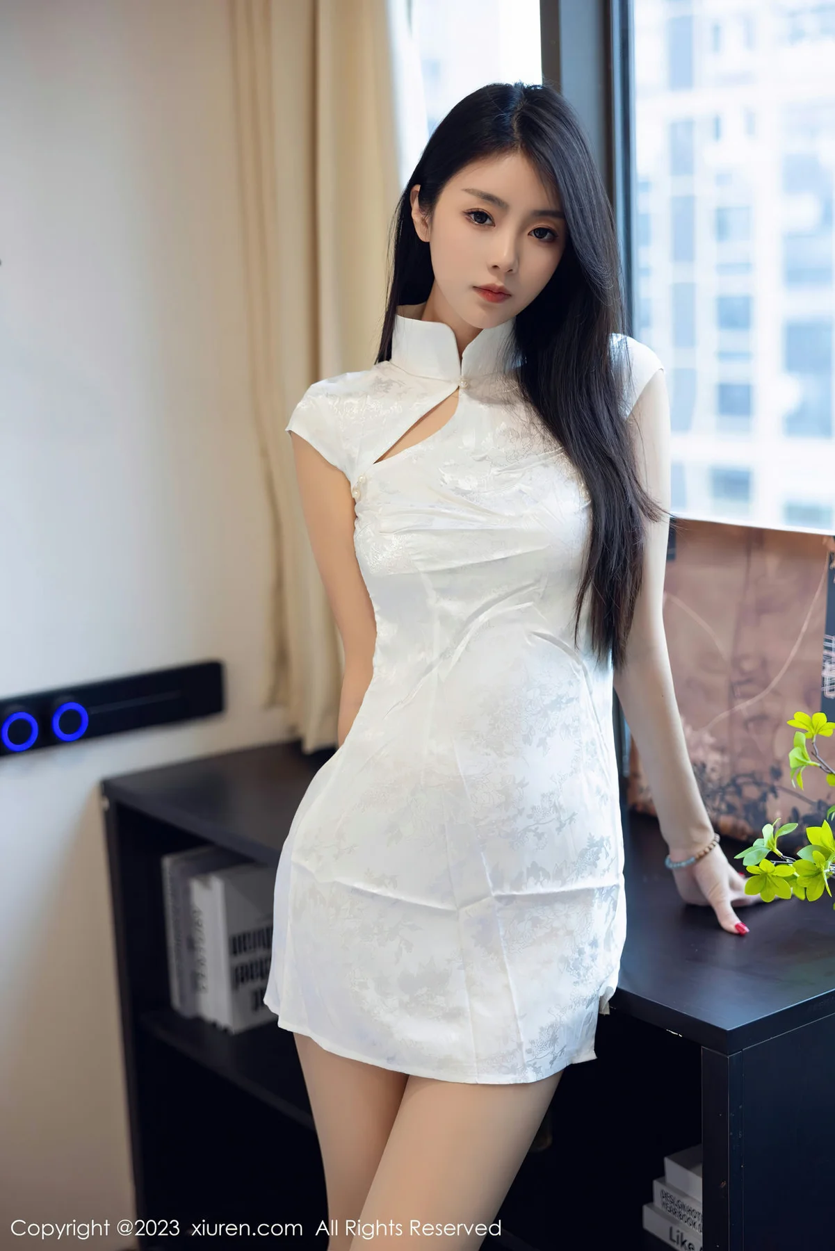 XiuRen 秀人 No.7493 可樂Vicky 白色短款旗袍性感写真 - 5