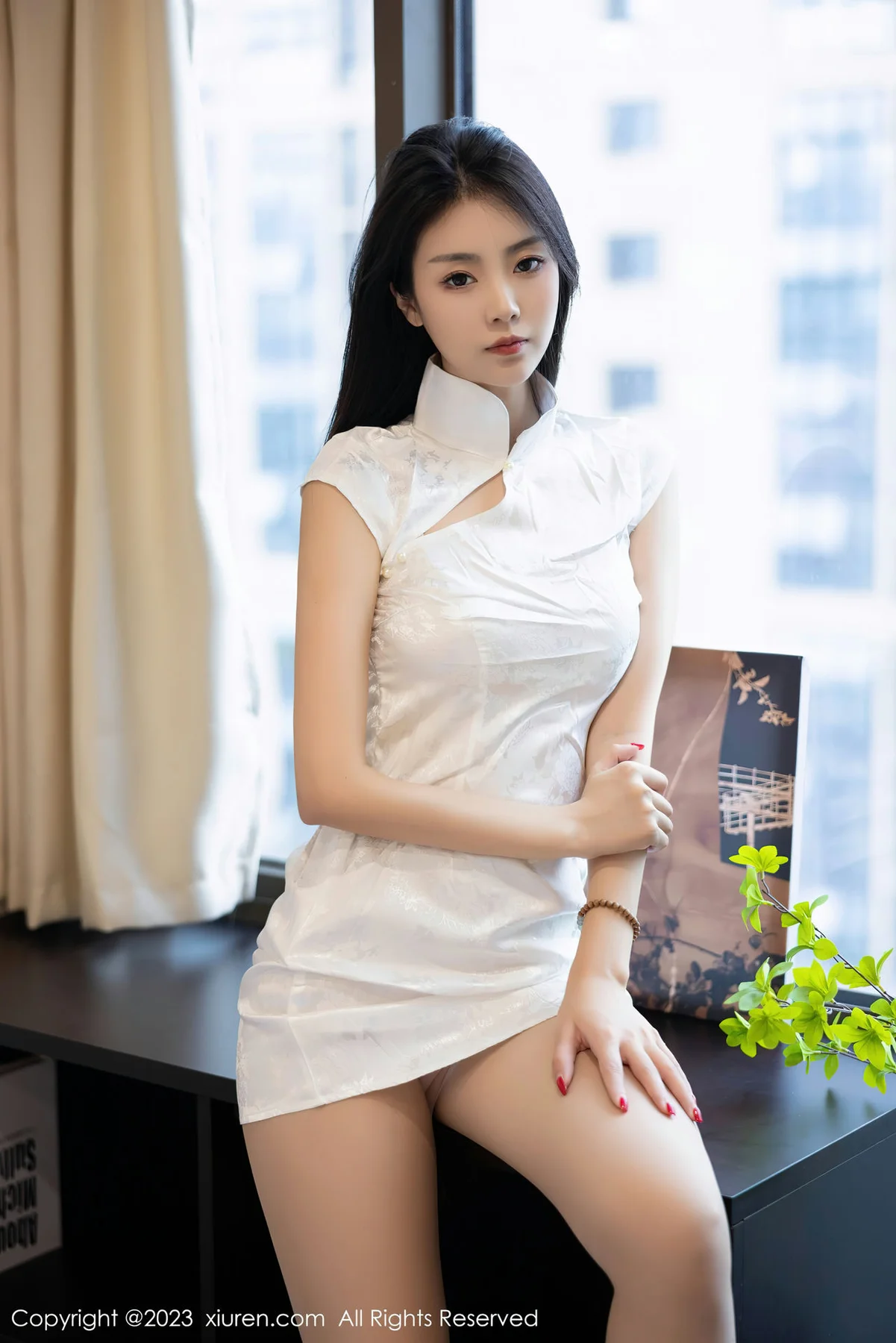 XiuRen 秀人 No.7493 可樂Vicky 白色短款旗袍性感写真 - 8