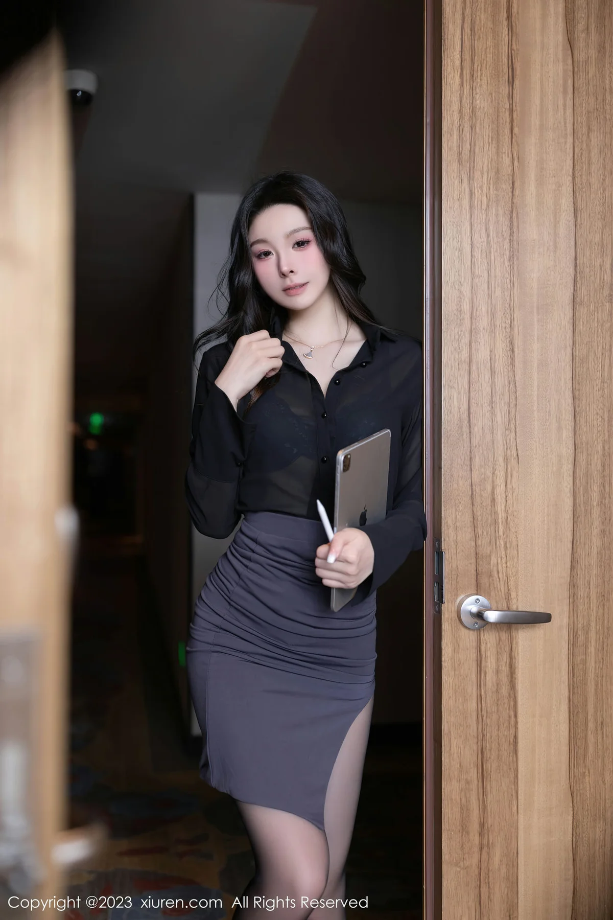 XiuRen 秀人 No.7542  小逗逗 黑色OL性感写真22 - 1