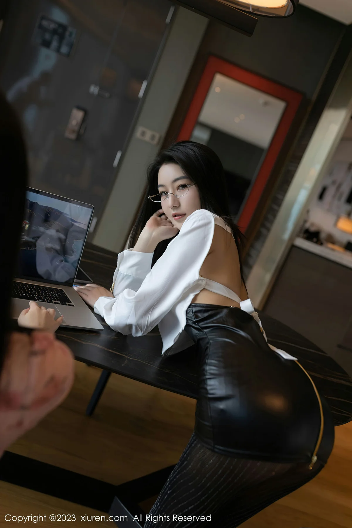 XiuRen 秀人 No.7547 熊小诺 魅惑黑丝济州岛旅拍33 - 2