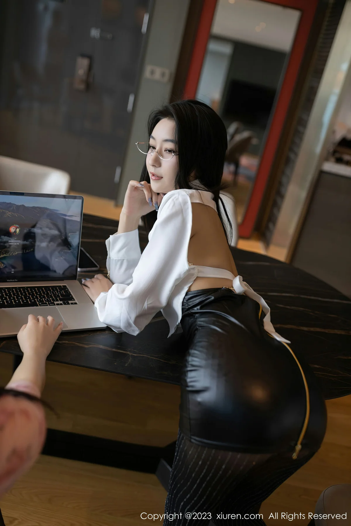 XiuRen 秀人 No.7547 熊小诺 魅惑黑丝济州岛旅拍33 - 3