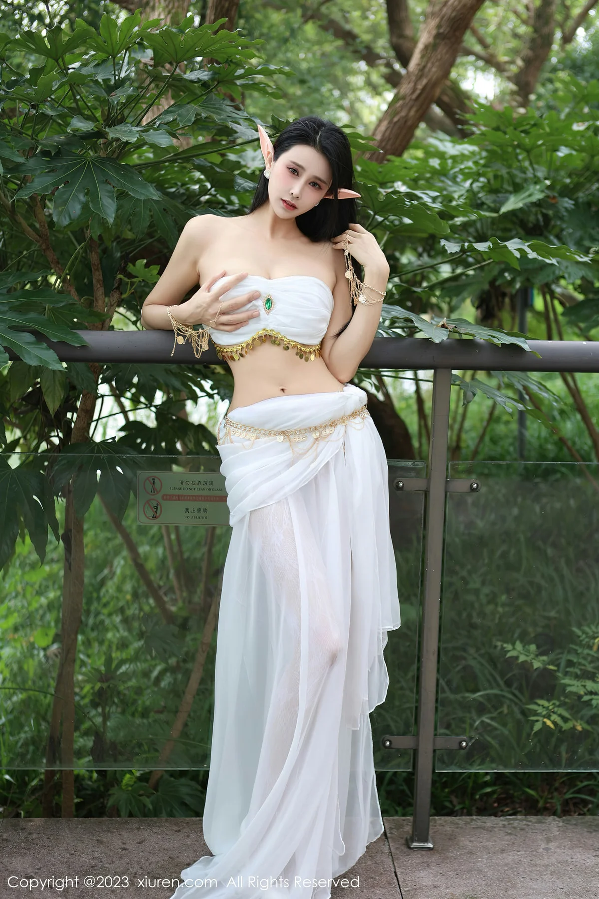 XiuRen 秀人 No.7598  草莓mm 白色网纱袜户外场景性感写真 - 4