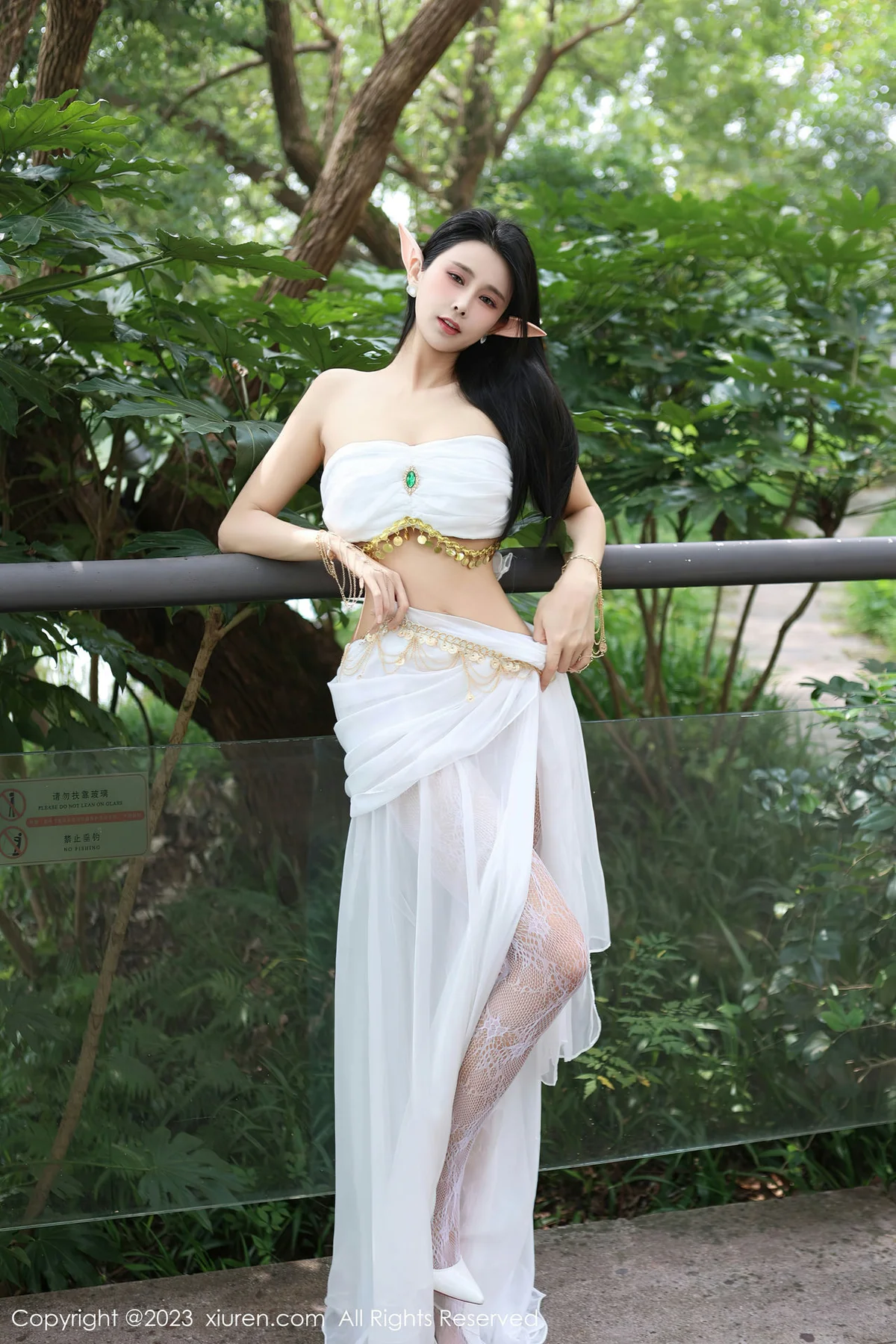 XiuRen 秀人 No.7598  草莓mm 白色网纱袜户外场景性感写真 - 5