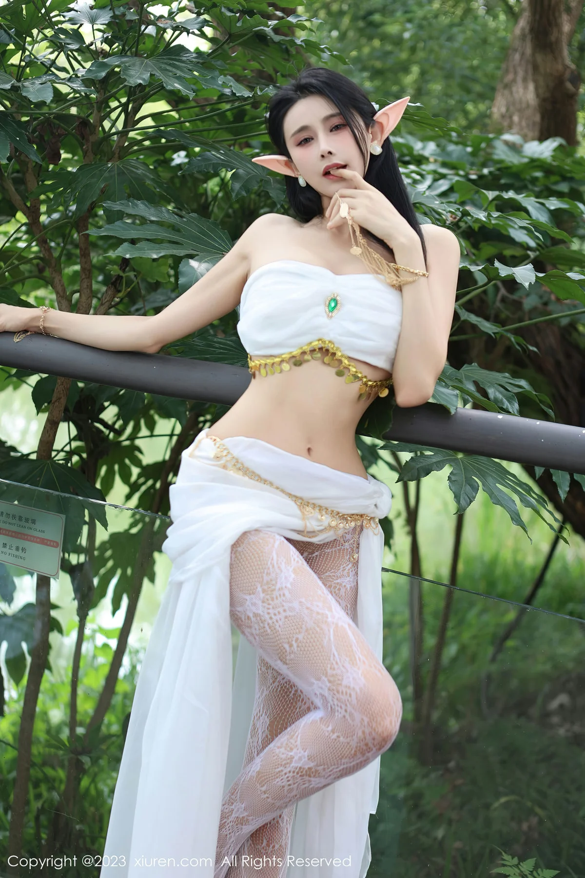 XiuRen 秀人 No.7598  草莓mm 白色网纱袜户外场景性感写真 - 8