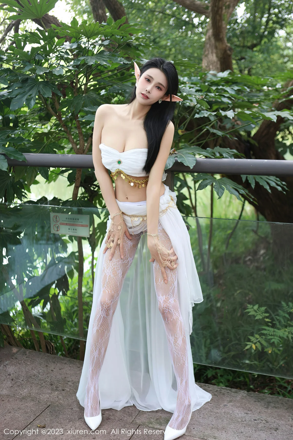 XiuRen 秀人 No.7598  草莓mm 白色网纱袜户外场景性感写真 - 9