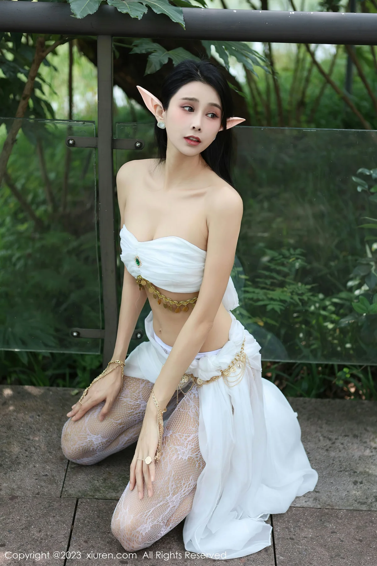 XiuRen 秀人 No.7598  草莓mm 白色网纱袜户外场景性感写真 - 1