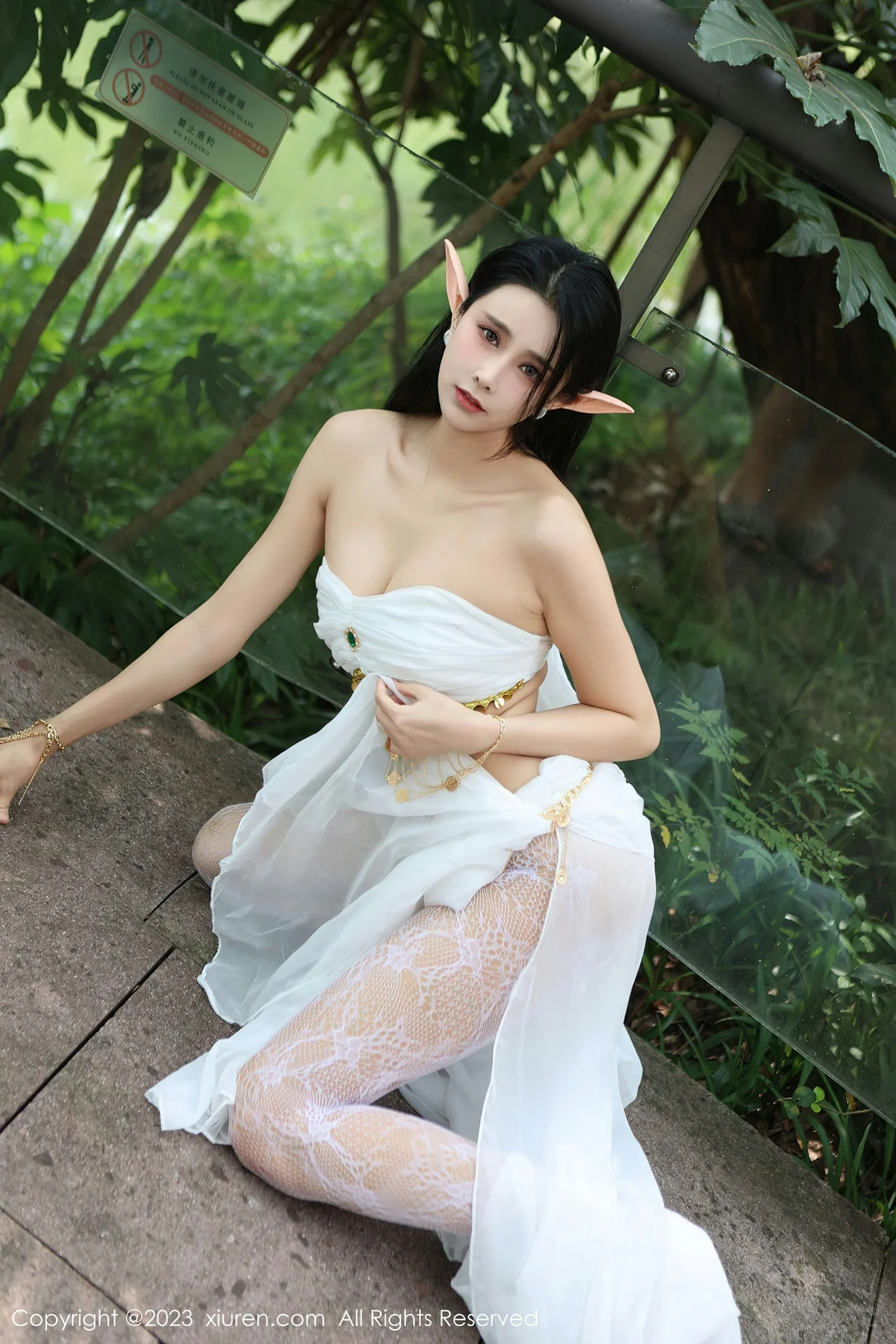 XiuRen 秀人 No.7598  草莓mm 白色网纱袜户外场景性感写真 - 3