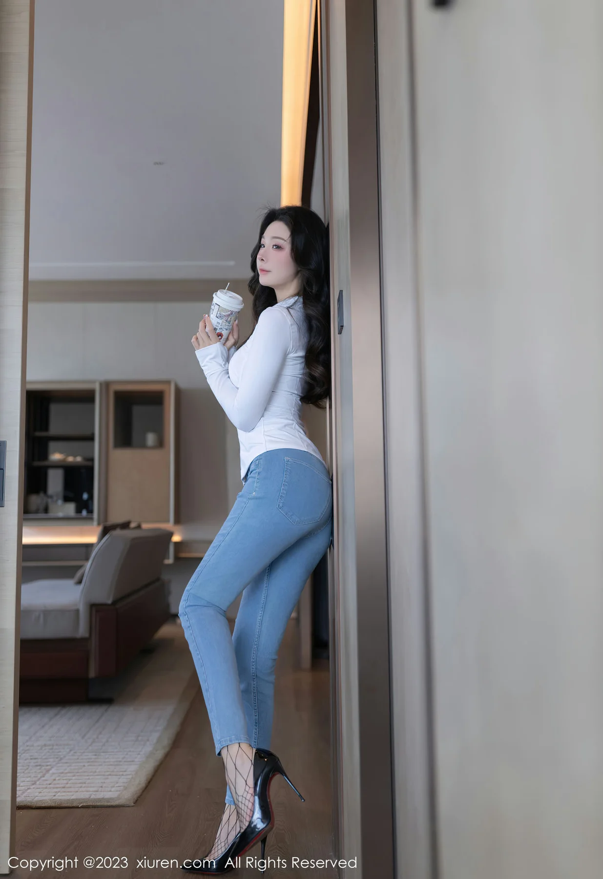 XiuRen 秀人 No.7639  小逗逗 黑色网格情趣日本旅拍写真1 - 2