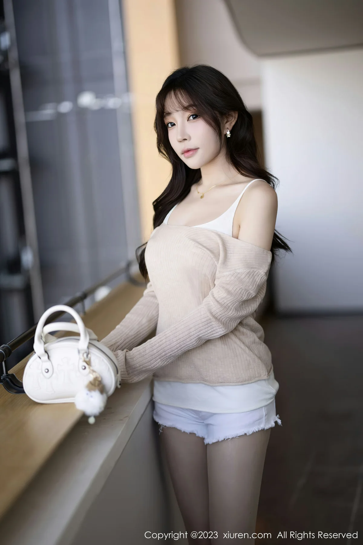 XiuRen 秀人 No.7647  徐莉芝Booty 暖灰色上衣性感写真1 - 1