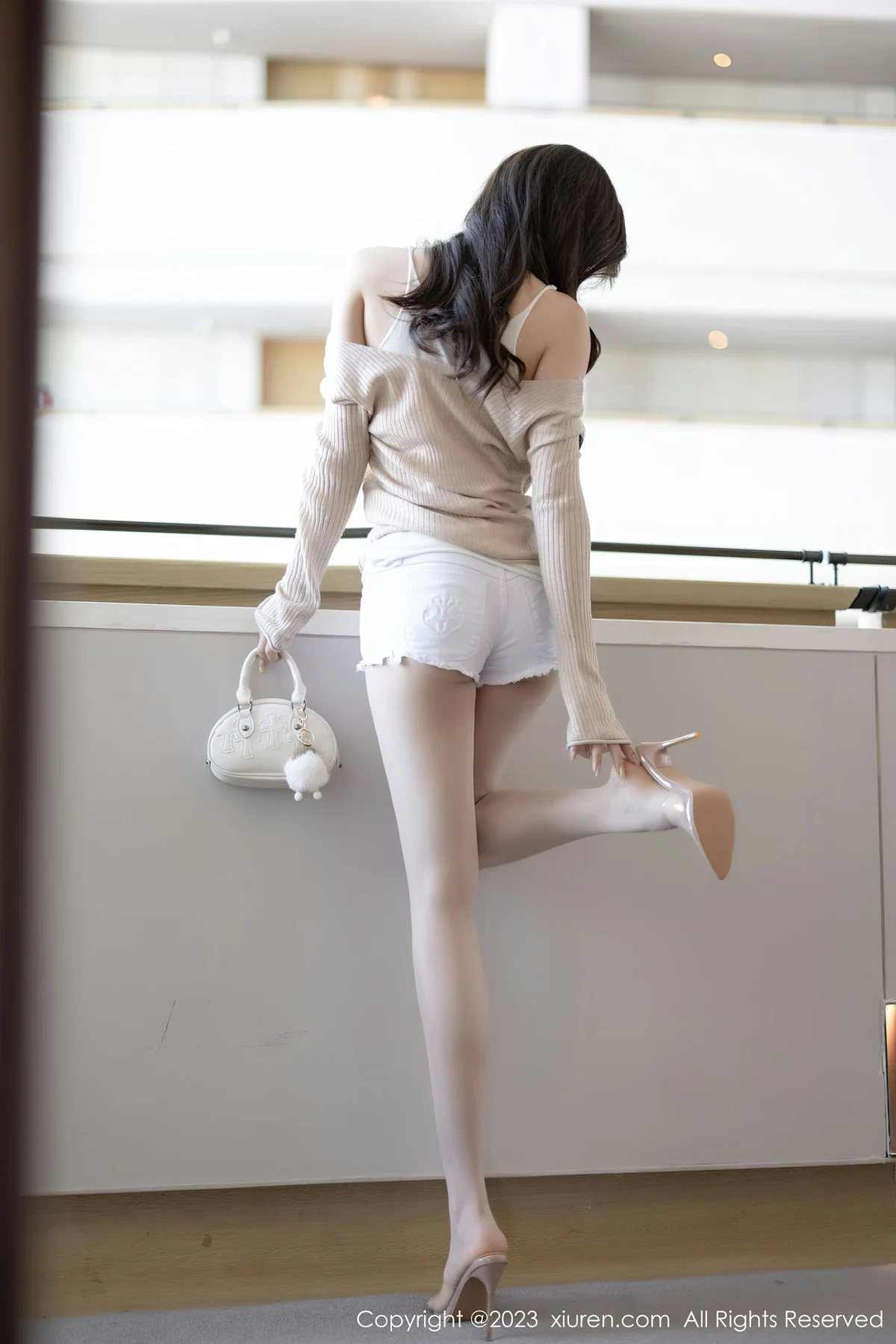 XiuRen 秀人 No.7647  徐莉芝Booty 暖灰色上衣性感写真1 - 6
