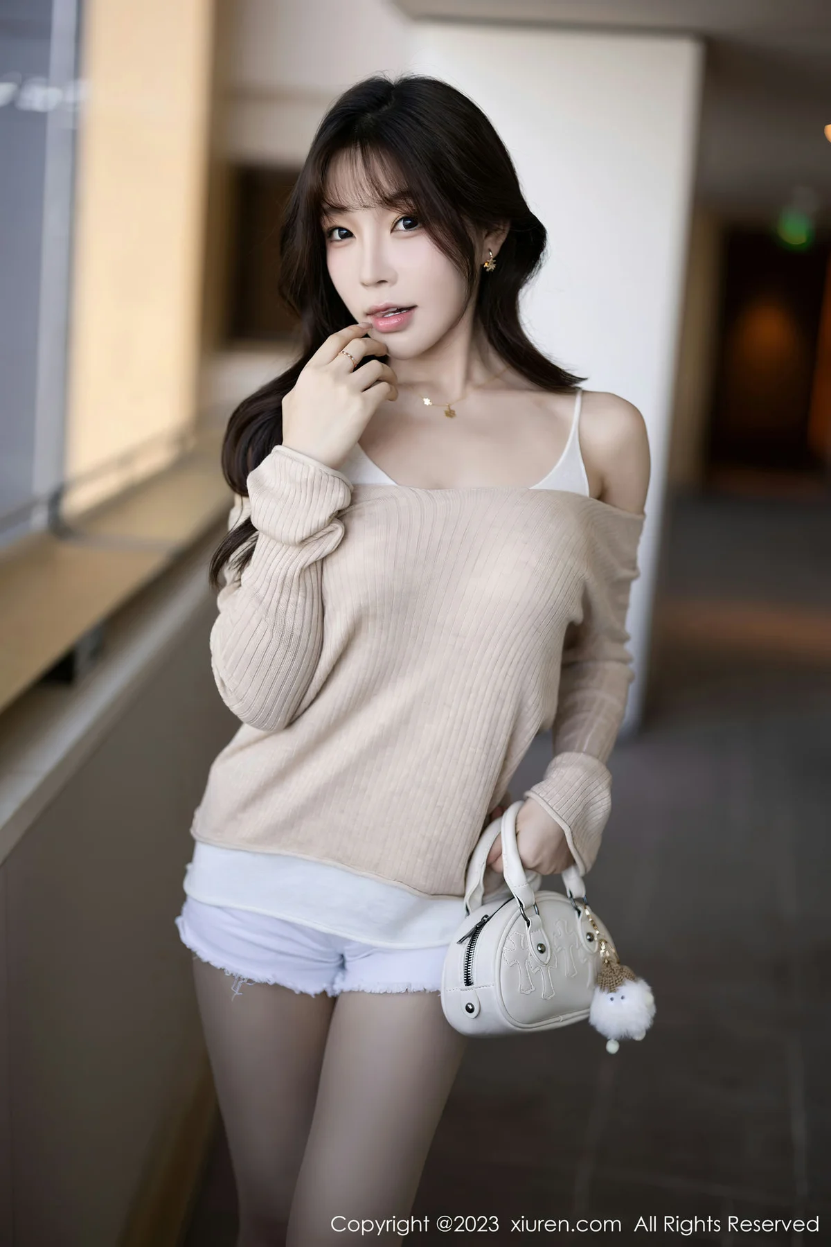 XiuRen 秀人 No.7647  徐莉芝Booty 暖灰色上衣性感写真1 - 4