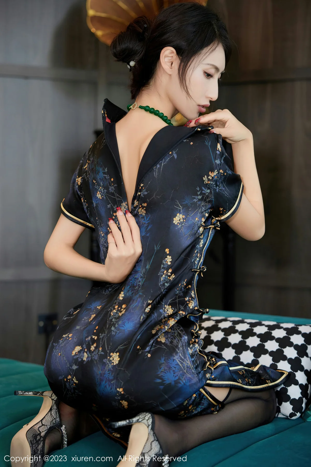 XiuRen 秀人 No.7656  lingyu69 深色旗袍服饰性感写真1 - 8