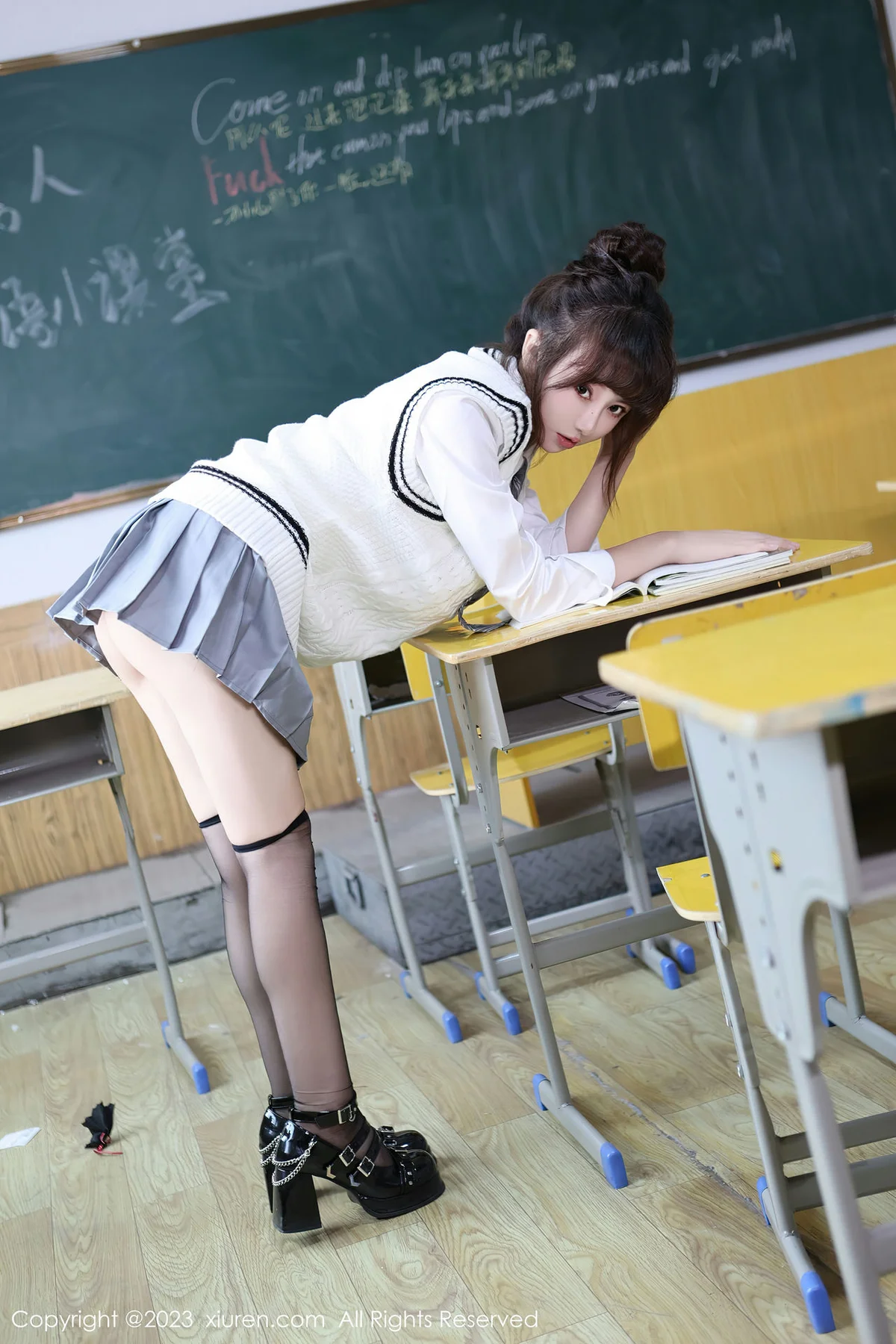 XiuRen 秀人 No.7712  白笑笑 白色学妹制服性感写真1 - 2