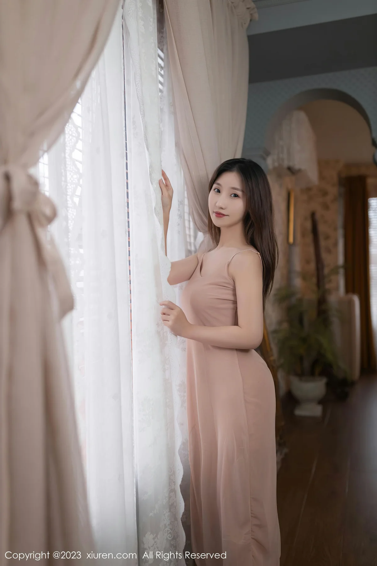 XiuRen 秀人 No.7738  杏子Yada 暖灰色连衣长裙性感写真1 - 1