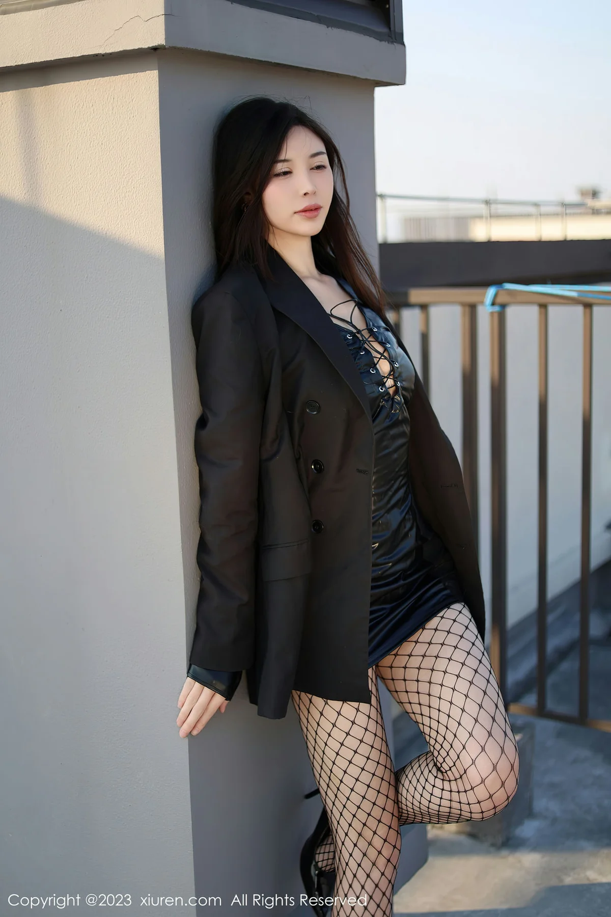 XiuRen 秀人 No.7772  曼柔 天台黑色网格袜性感写真2 - 1