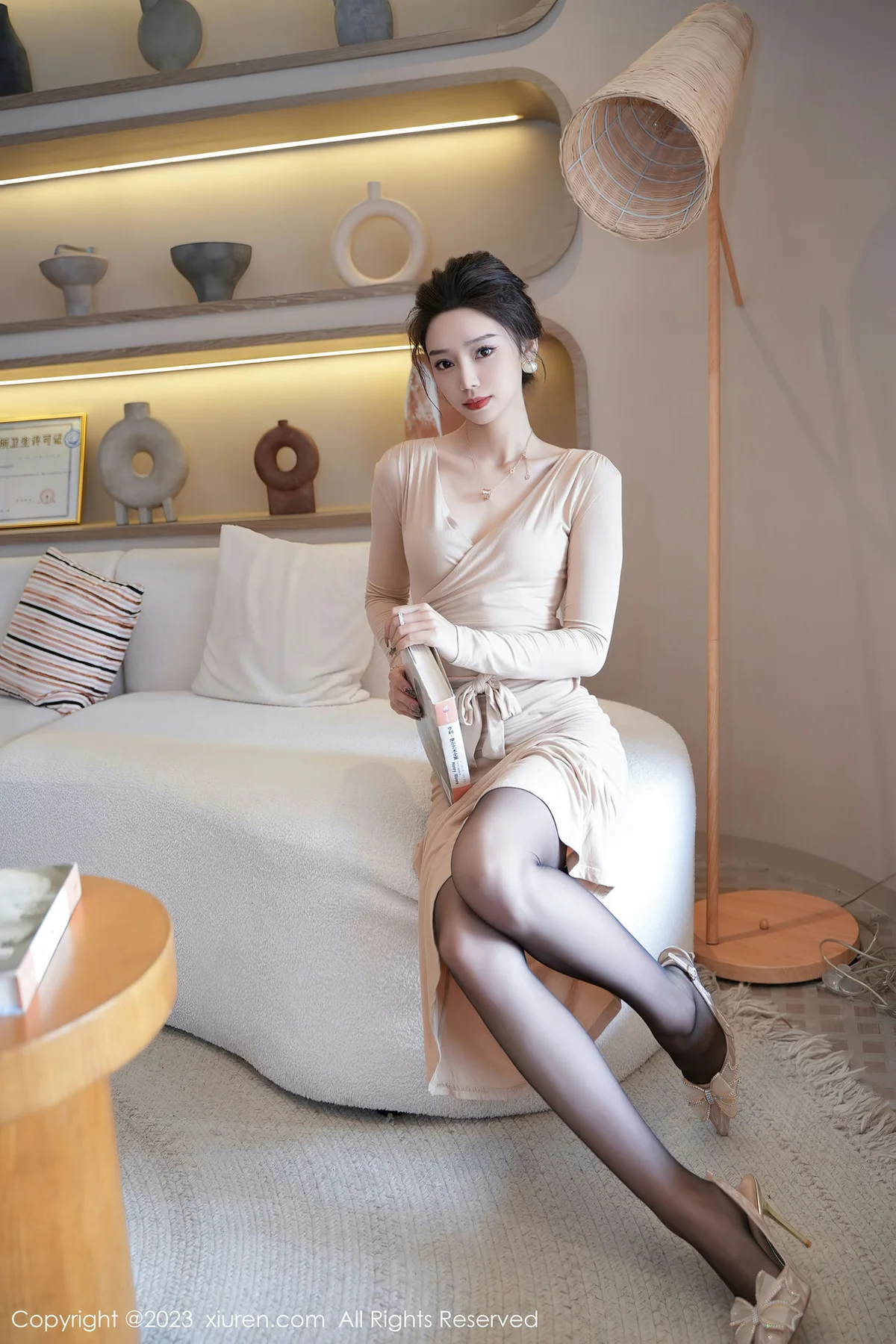 XiuRen 秀人 No.7775  苏曼兮 杏色礼裙性感写真1 - 2