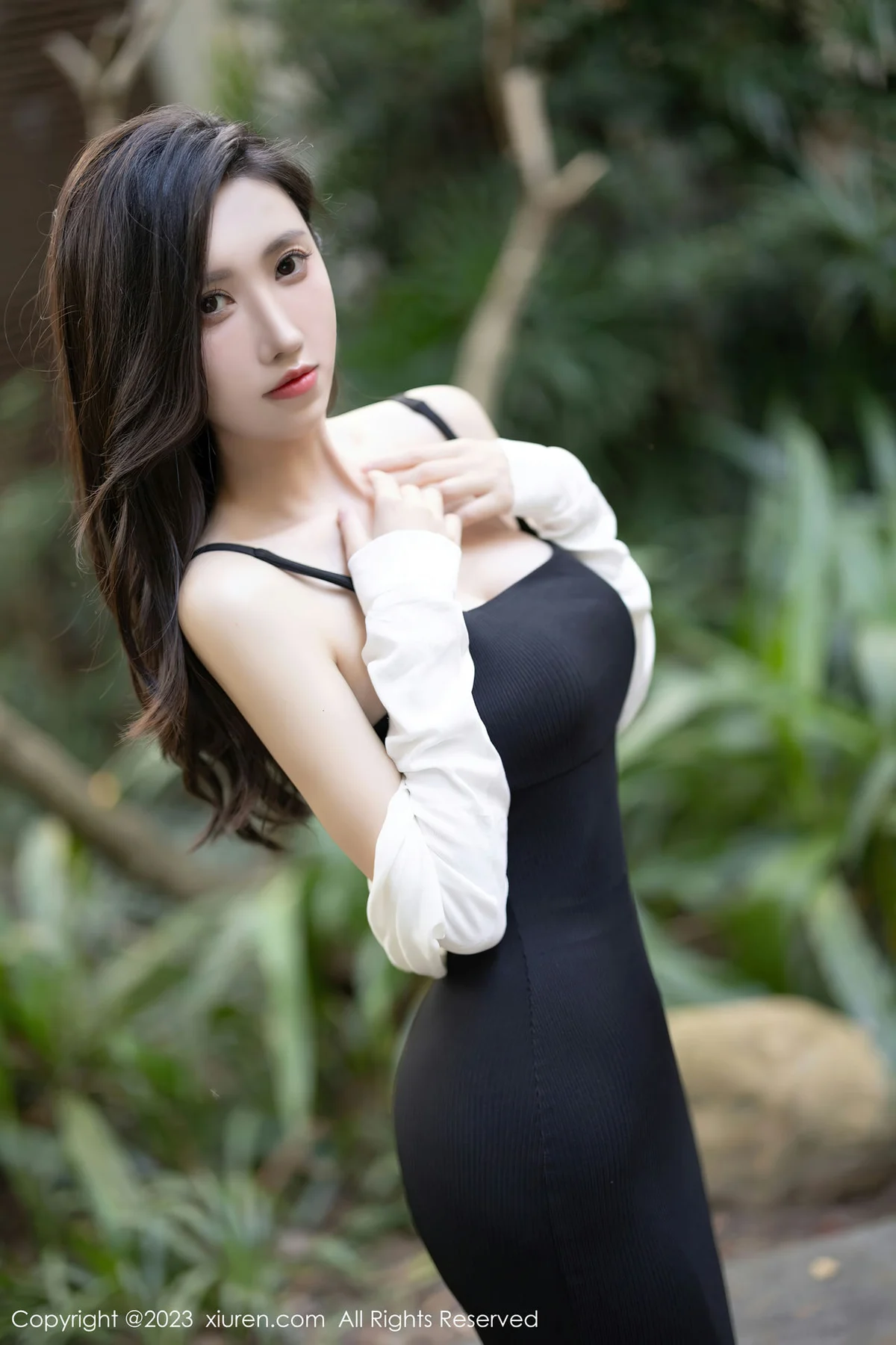 XiuRen 秀人 No.7830  章芃芃 户外场景拍摄性感写真 - 9