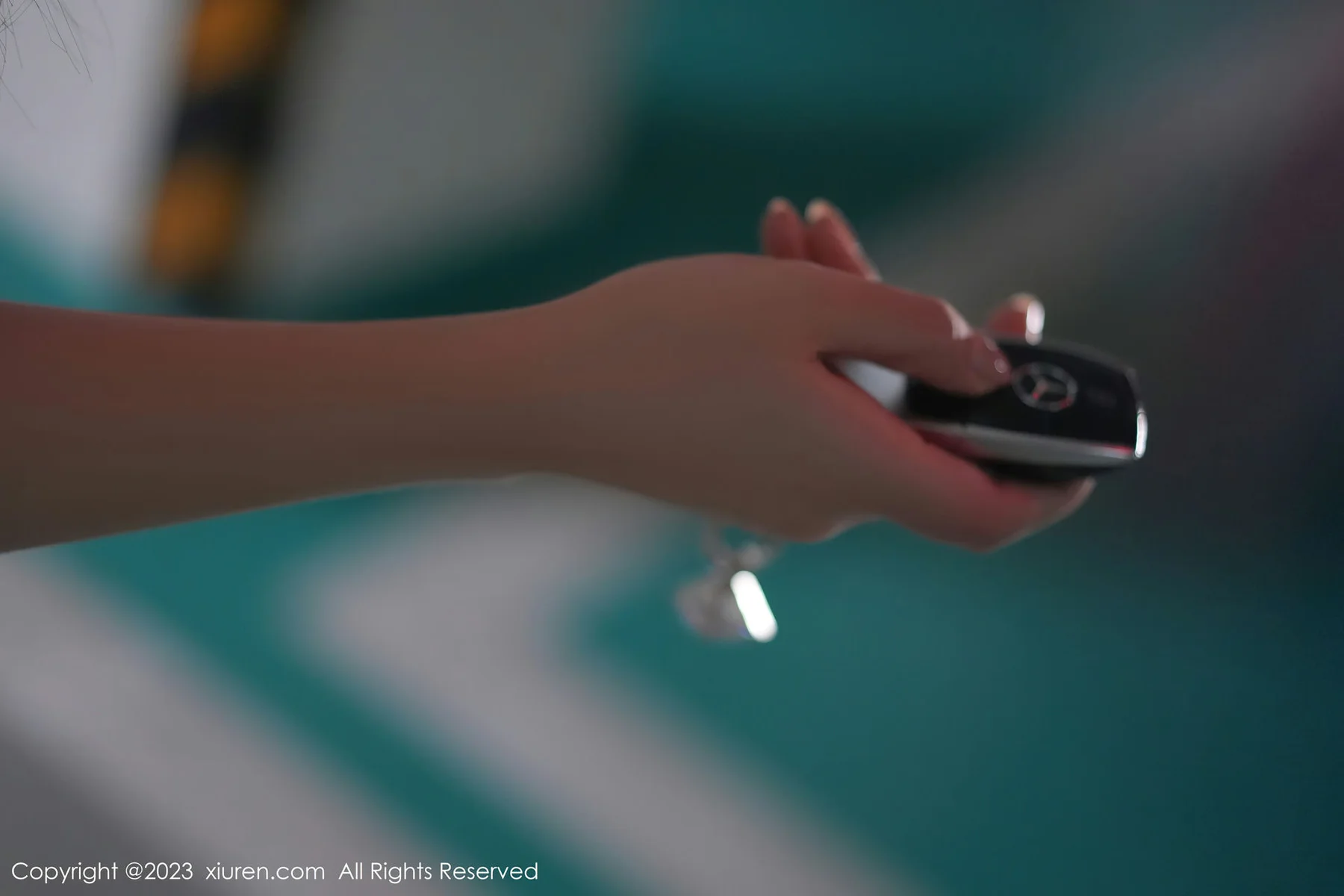 XiuRen 秀人 No.7853  谭小灵 停车场简约牛仔裤性感写真1 - 3