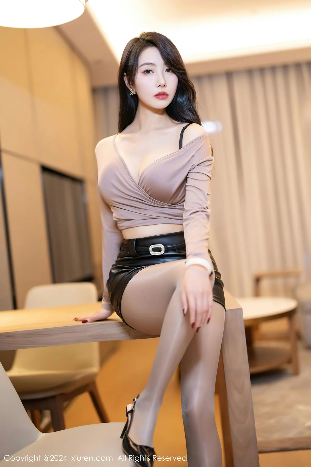 XiuRen 秀人 No.7897  苏苏阿 新人魅惑灰丝性感写真1 - 1