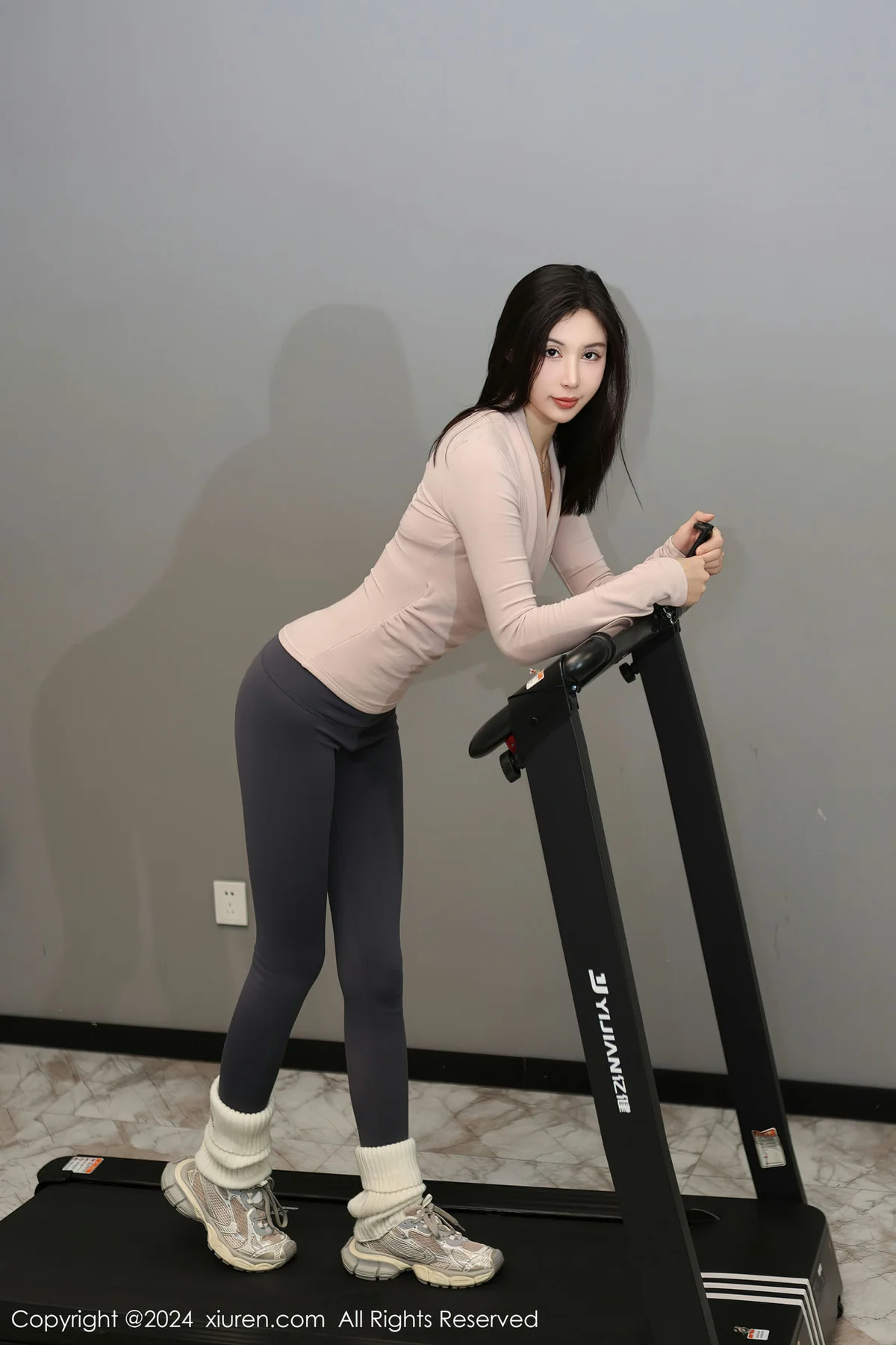 XiuRen 秀人 No.7909  曼柔 感灰色运动裤性感写真 - 1