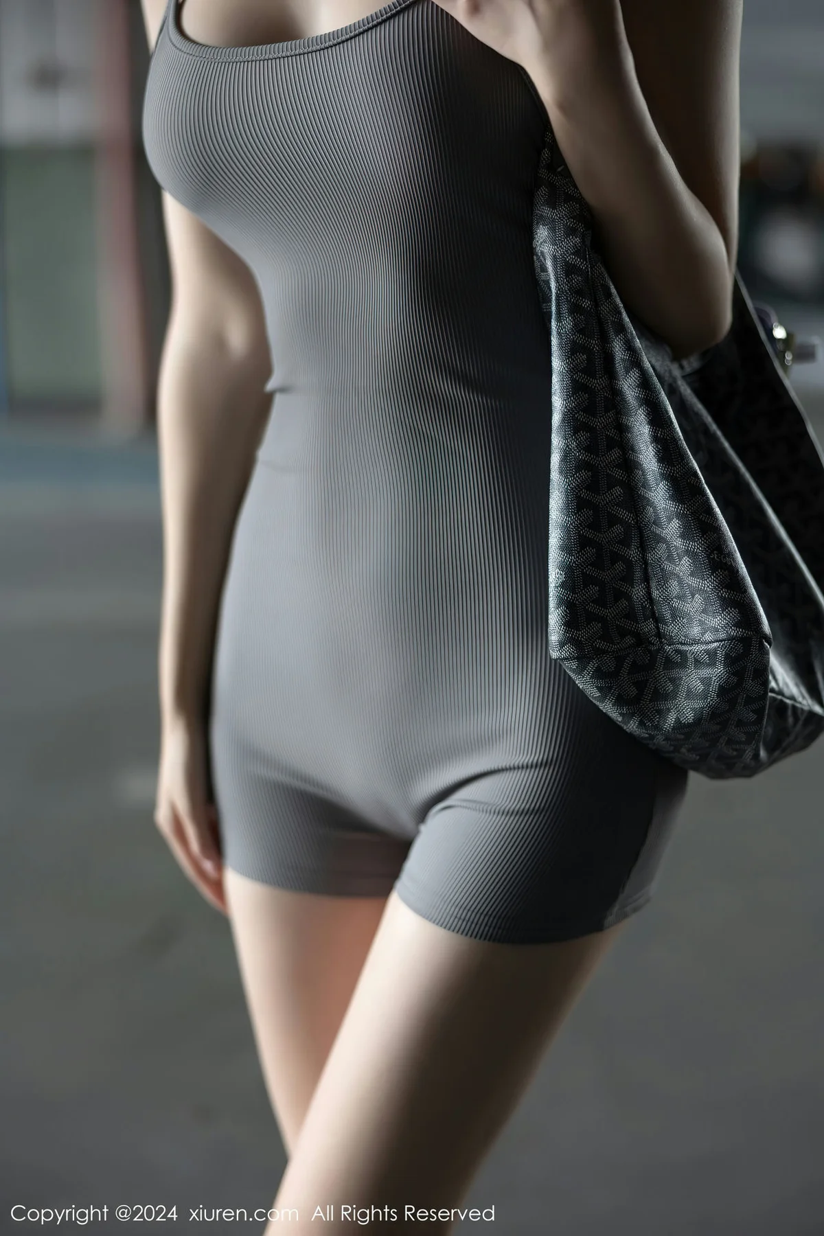 XiuRen 秀人 No.8005  章芃芃 灰色连体街拍服饰性感写真1 - 1