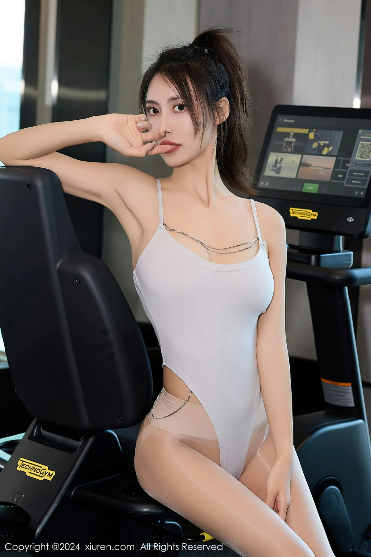 XiuRen 秀人 No.8018  lingyu69 黑丝服饰三亚旅拍写真 - 10