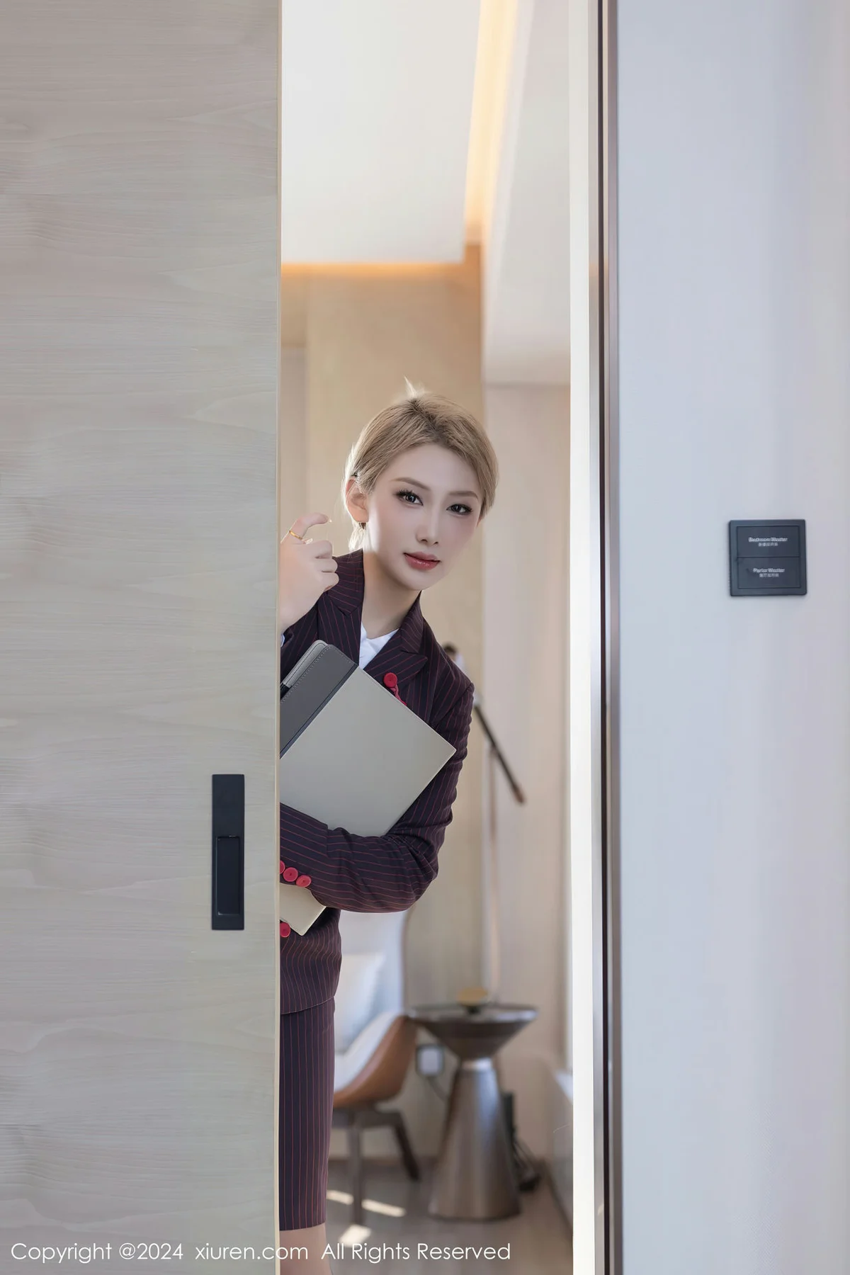 XiuRen 秀人 No.8042  沈青黛 紫色空姐制服性感写真 - 1