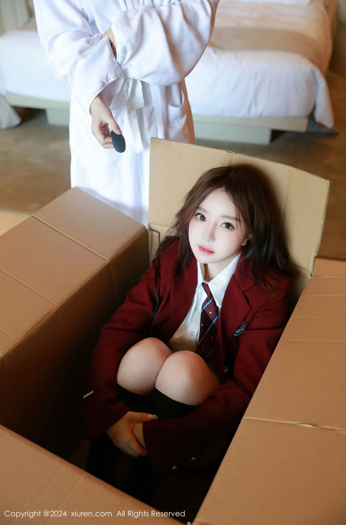 XiuRen 秀人 No.8044  小薯条nienie 红色制服打牌性感性感写真11 - 2