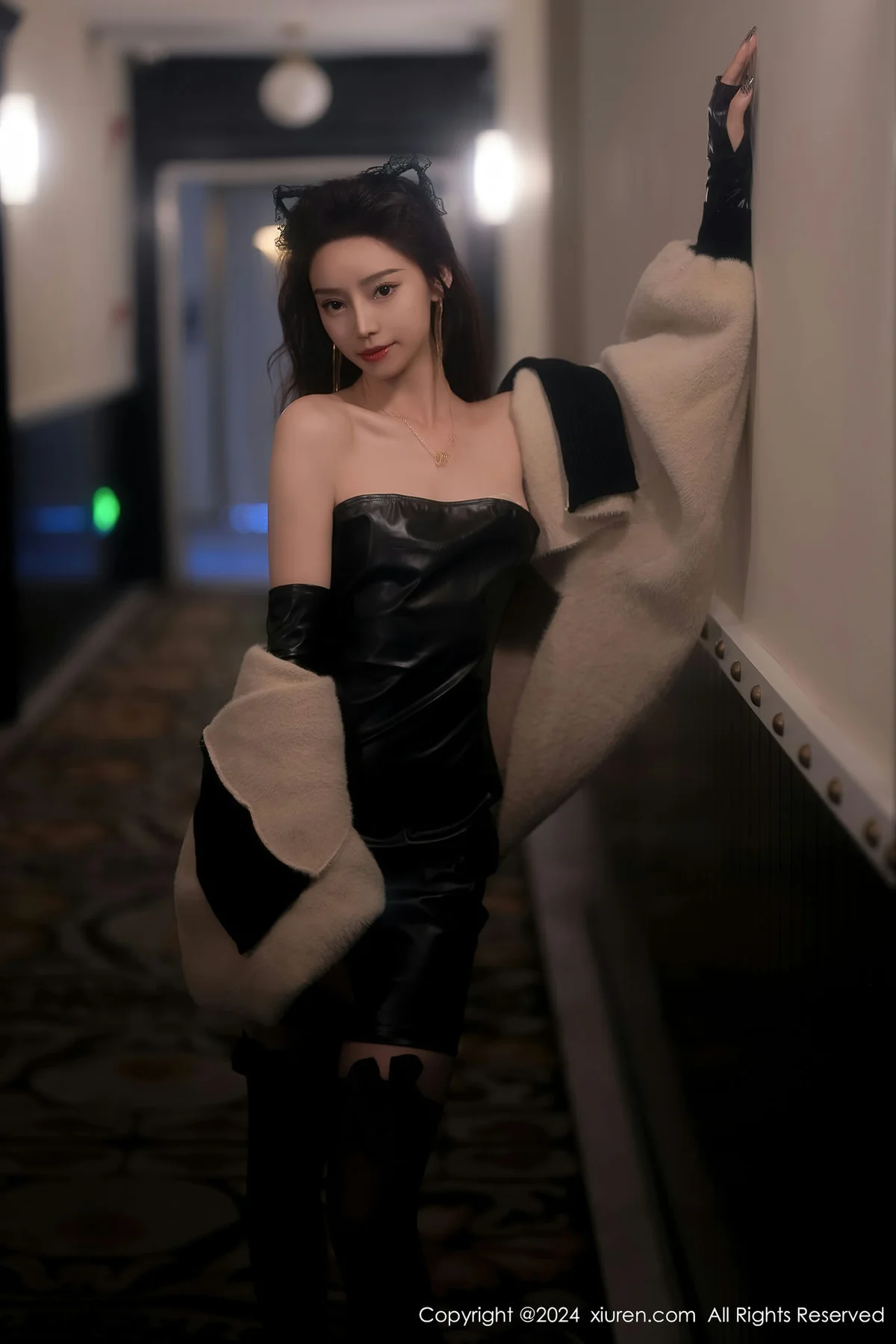 XiuRen 秀人 No.8049  苏曼兮 黑色露肩皮衣性感写真1 - 7