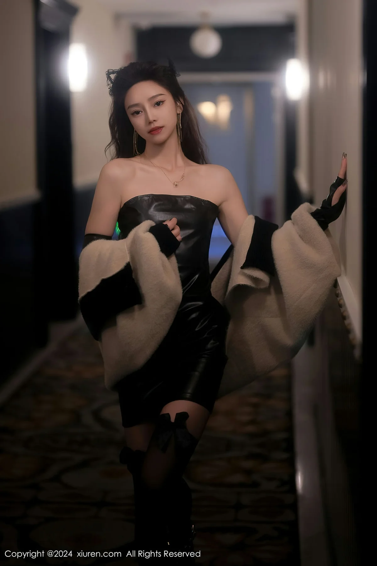 XiuRen 秀人 No.8049  苏曼兮 黑色露肩皮衣性感写真1 - 8